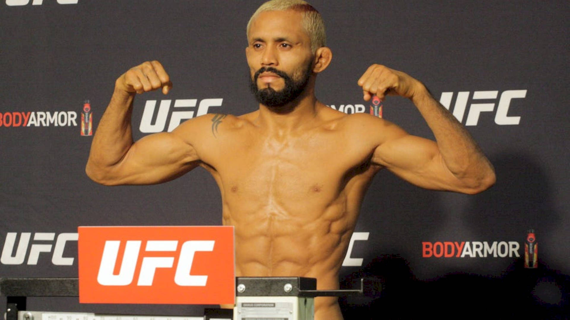 UFC拳手在稱重活動中展示肌肉