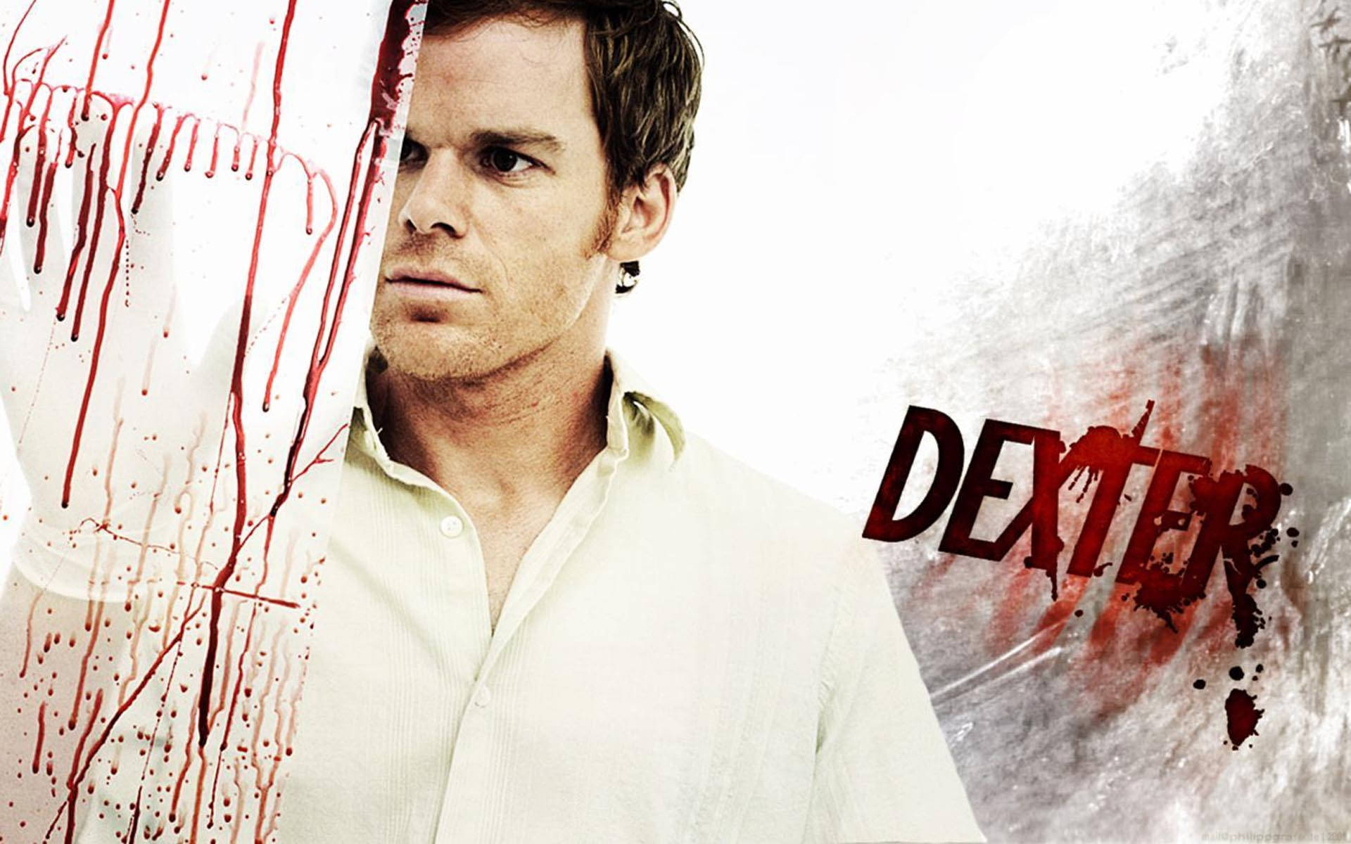 白恤衫男子，牆上有血跡和Dexter標題。