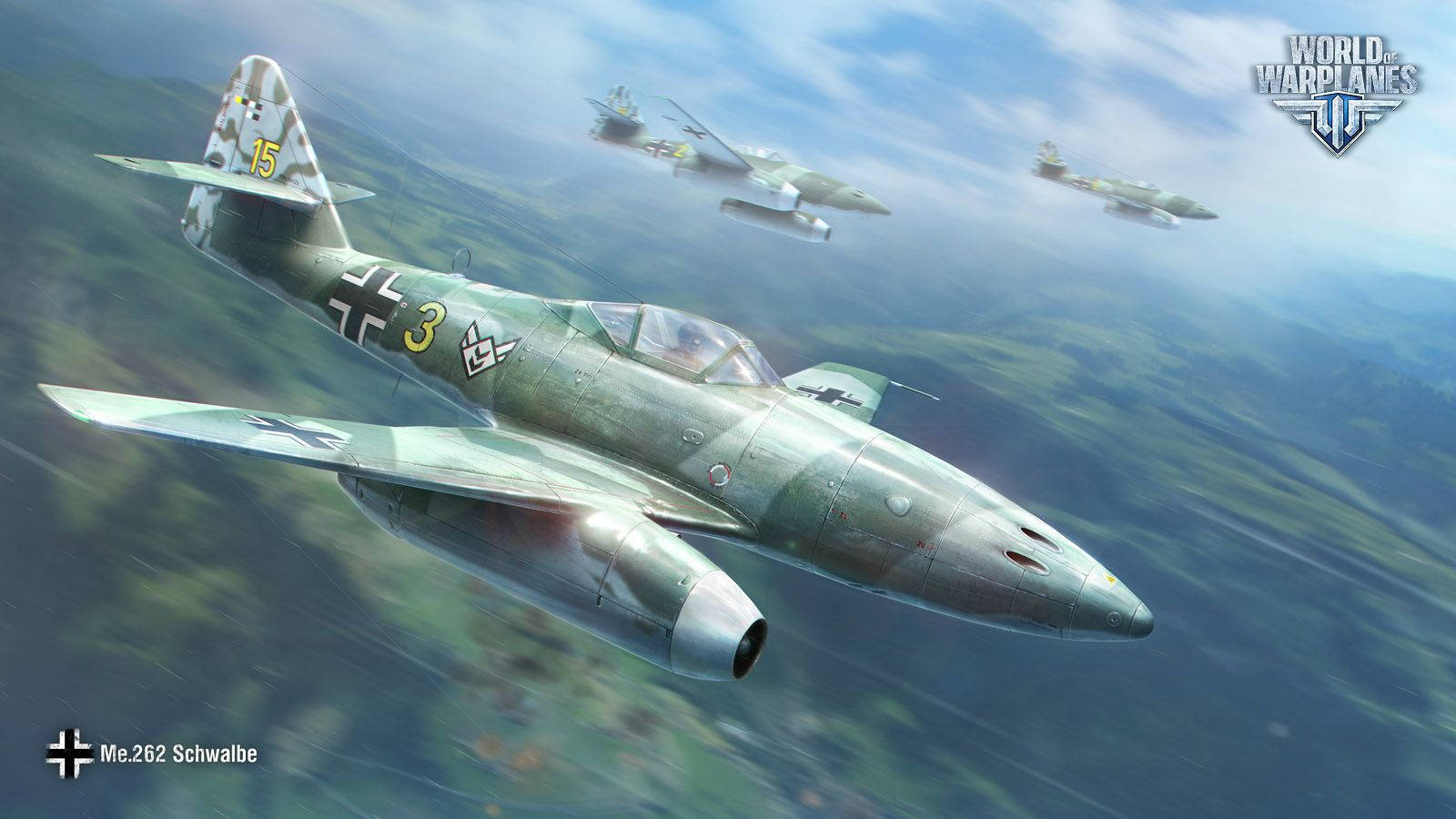 德國二戰戰鬥機翱翔於山巒之上 壁紙 — 一架德國 Me 262 噴射戰鬥機在翠綠森林上空翱翔，另外兩架飛機在晴朗藍天下以編隊尾隨。