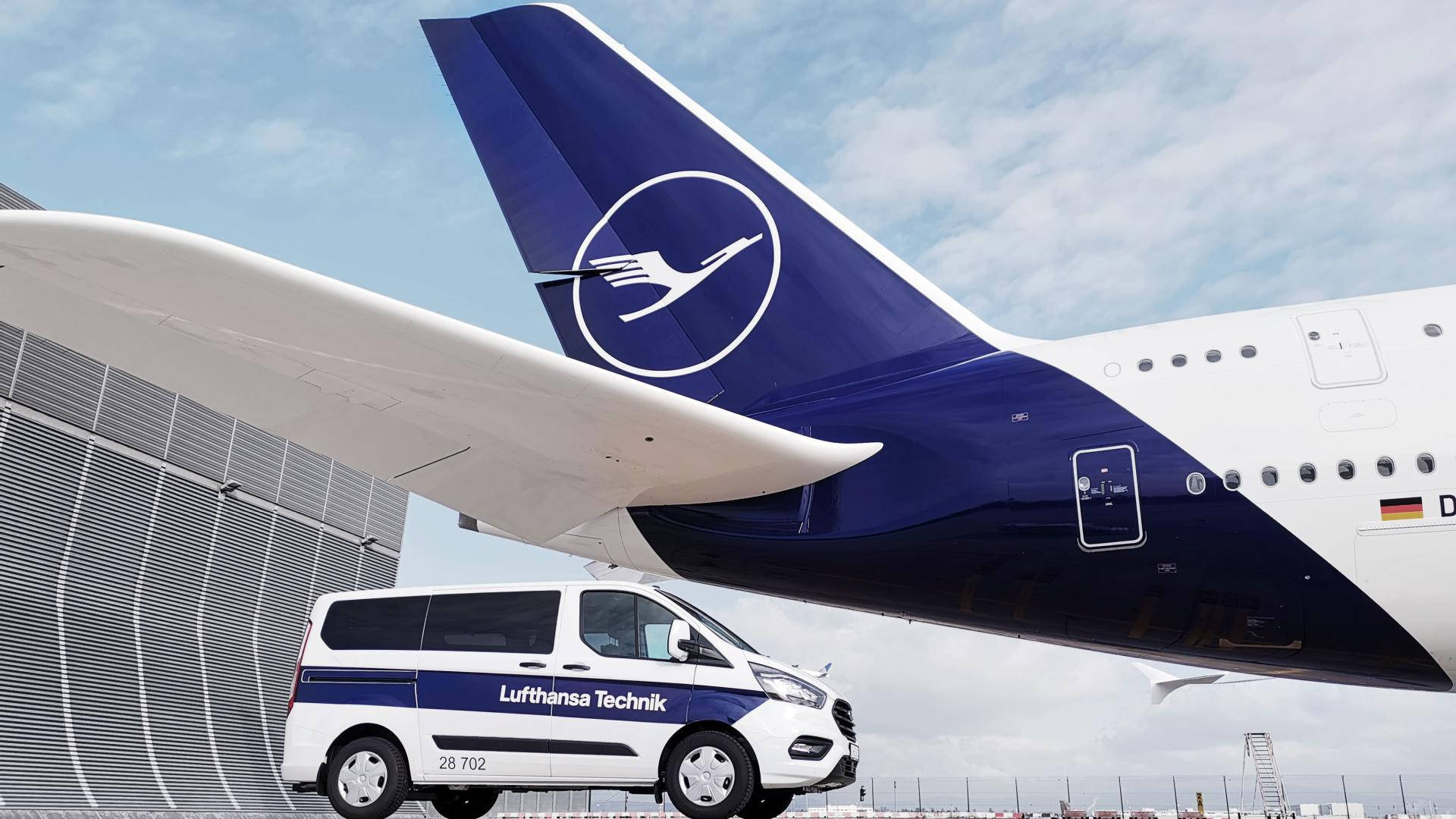 機場飛機翼下的 Lufthansa Technik 貨車