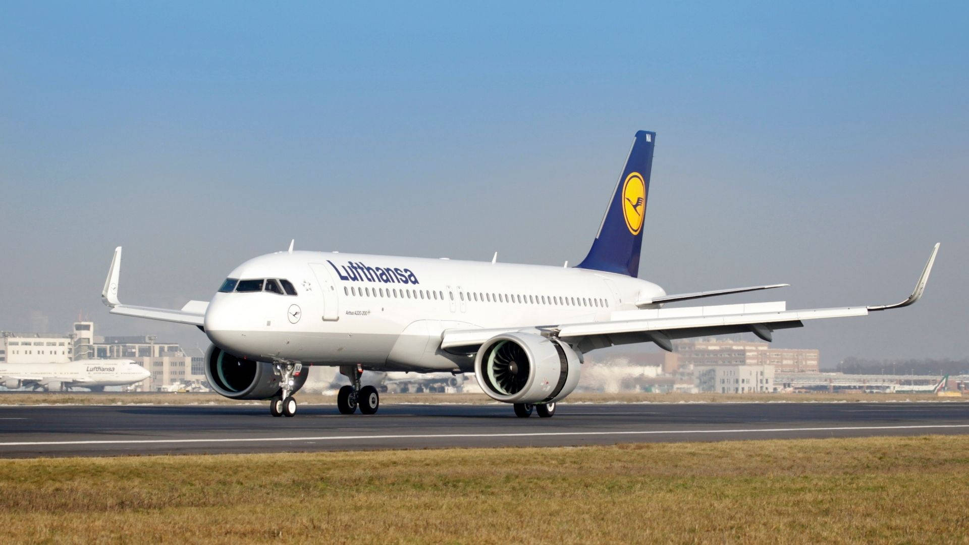 漢莎航空飛機在日間於機場跑道滑行。
