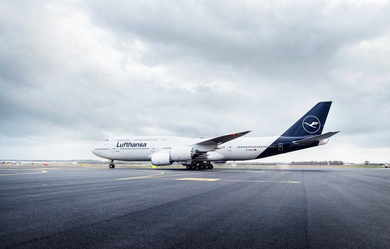 漢莎航空波音747在灰色雲層下停在潮濕的機場停機坪上
