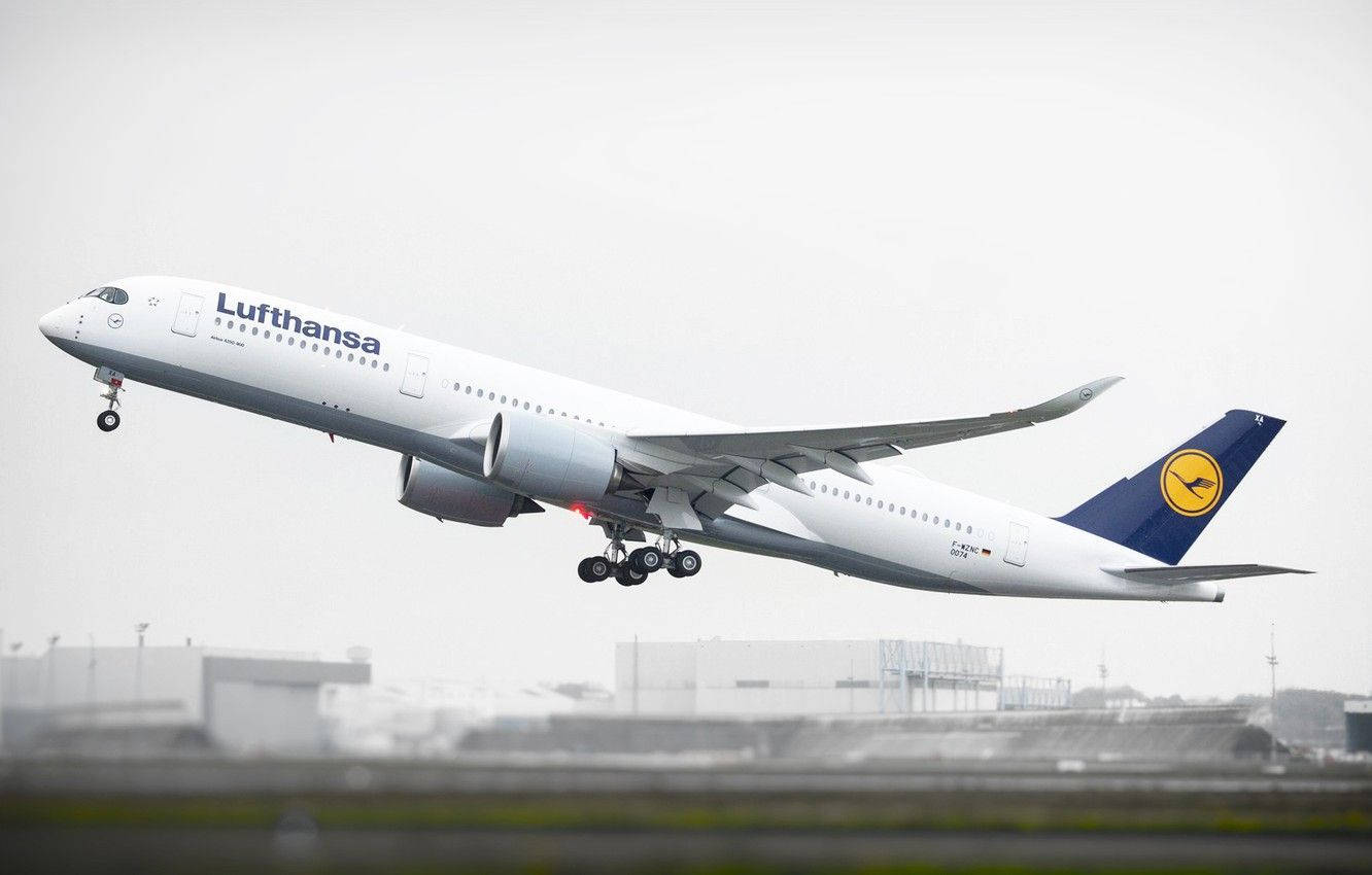 漢莎航空飛機從跑道起飛