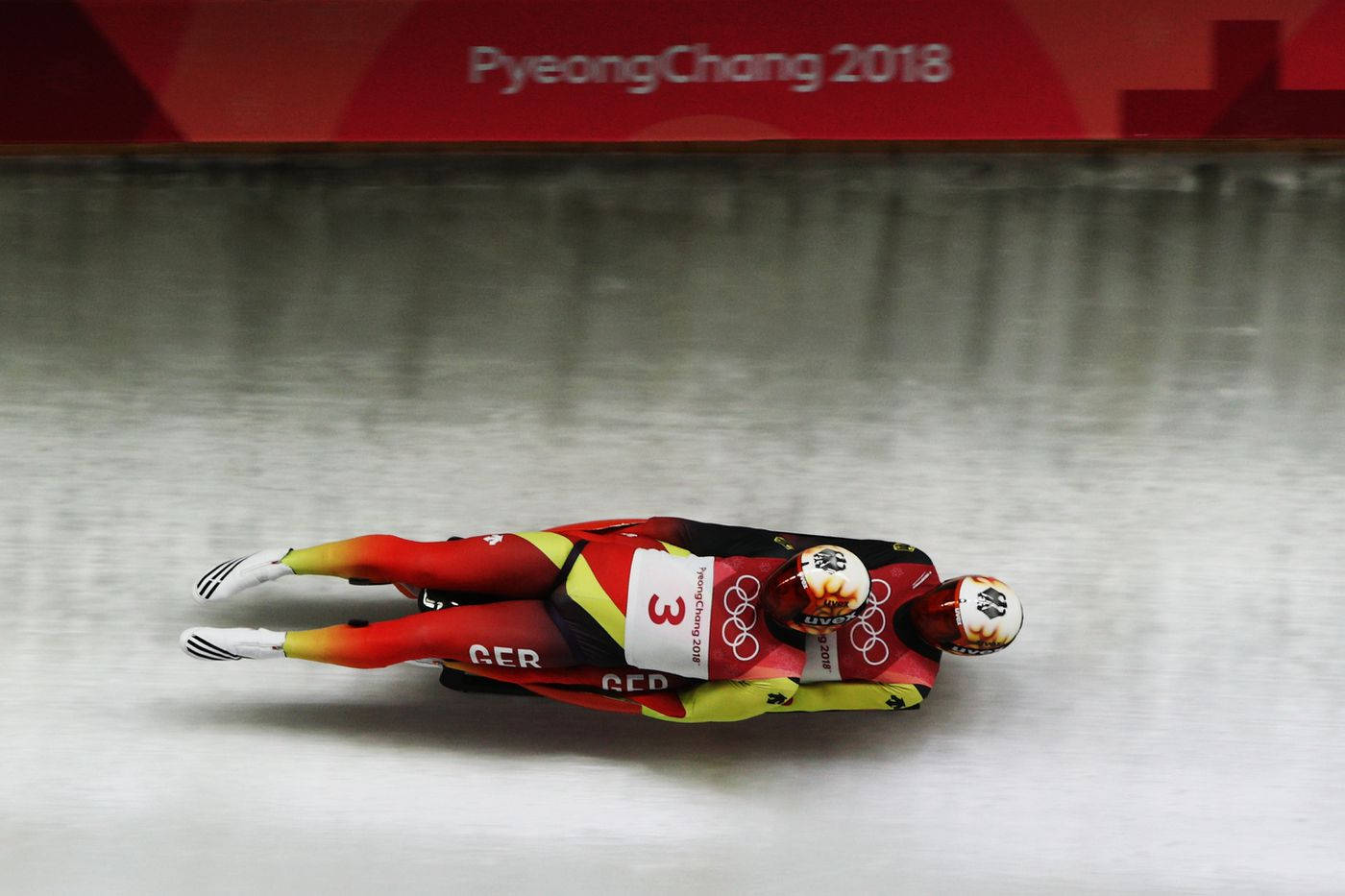 兩名雪橇運動員在平昌2018冬奧會上於冰上競賽。