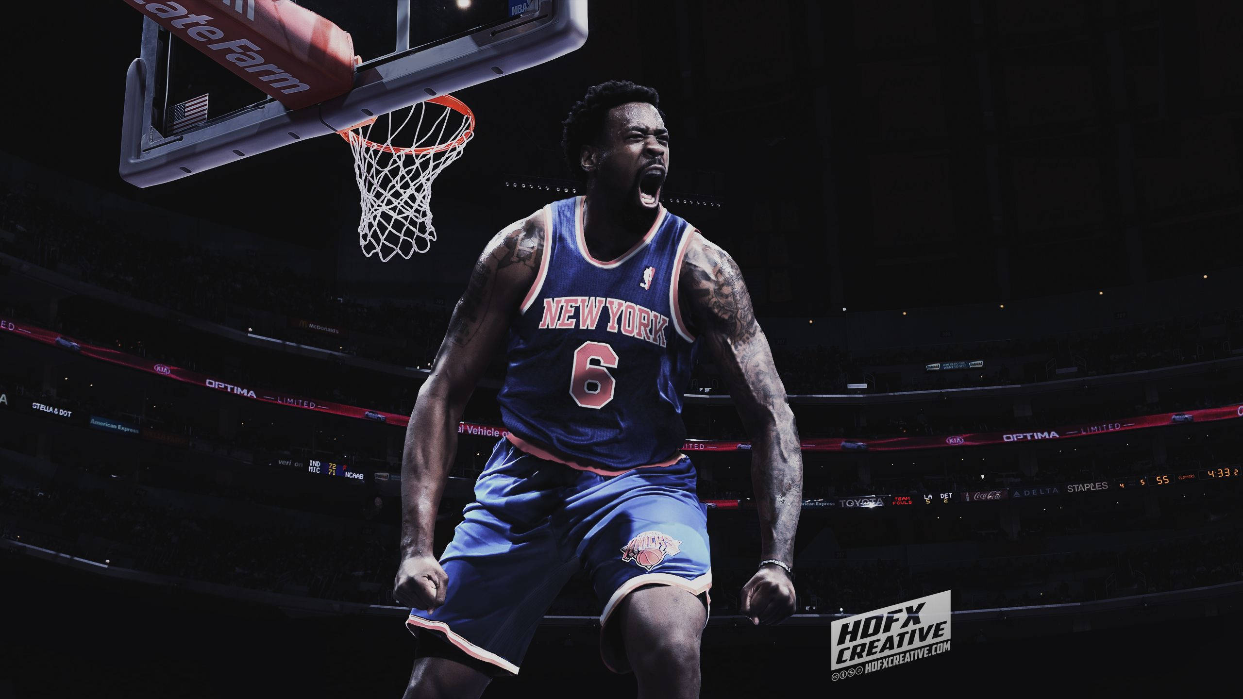 德安德烈·約翰遜為紐約尼克斯隊帶來NBA新風貌 壁紙 — 一名身穿紐約人隊球衣的籃球運動員在昏暗的球場籃框下發出勝利的咆哮。