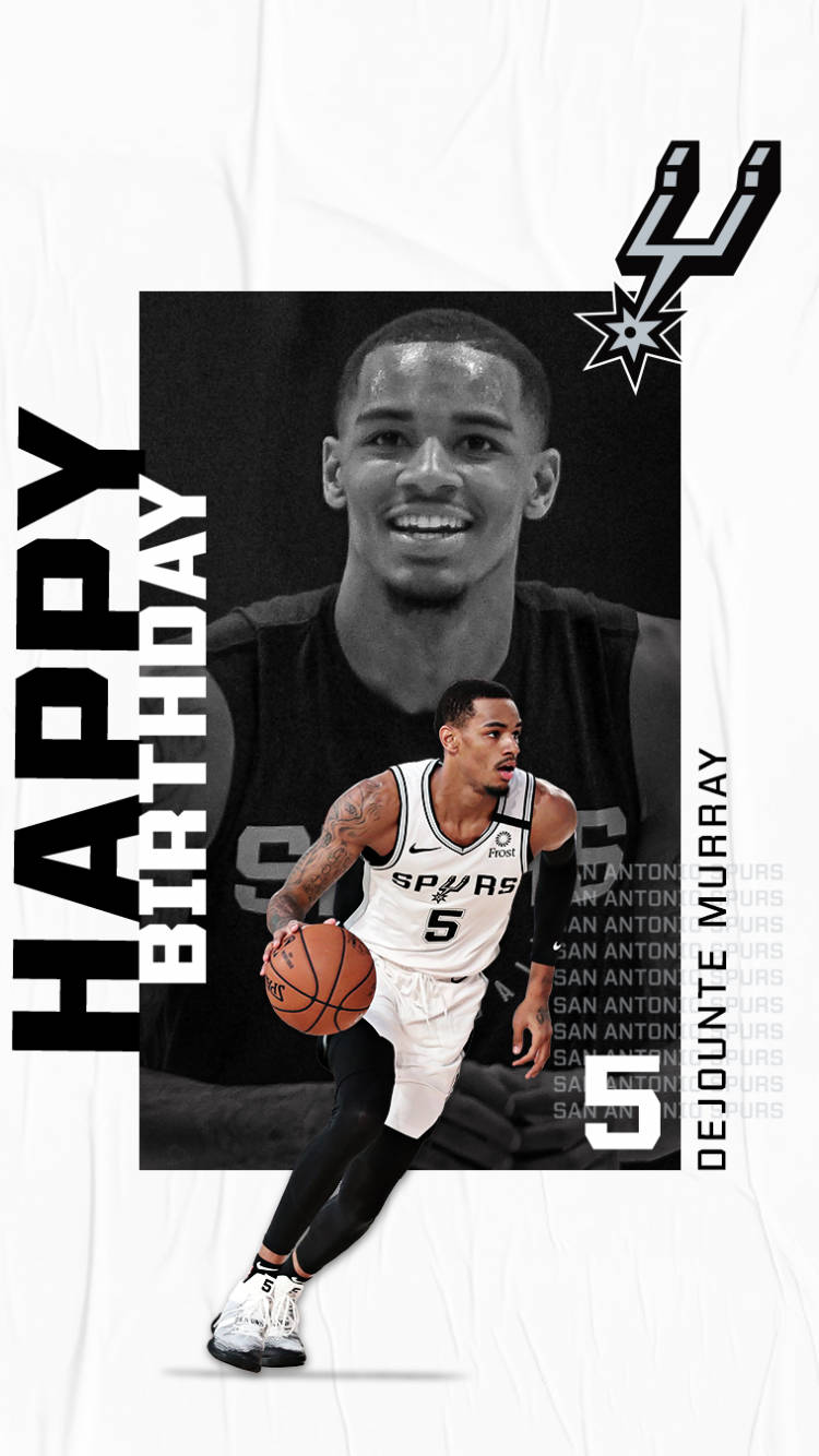 德容特·默里粉絲藝術 壁紙 — 生日壁紙，以籃球運動員 Dejounte Murray 的動作和肖像為特色，帶有 Spurs 品牌和慶祝文字。
