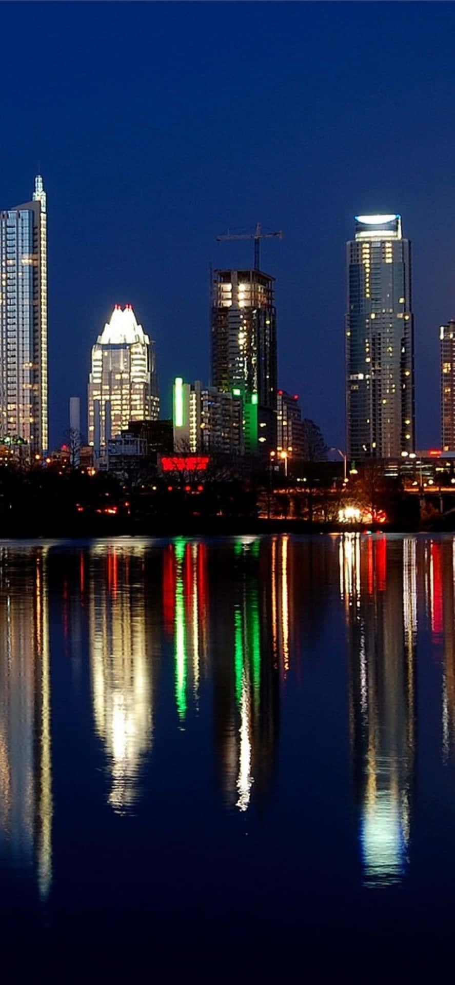 摩天大樓倒映在水中的夜景。