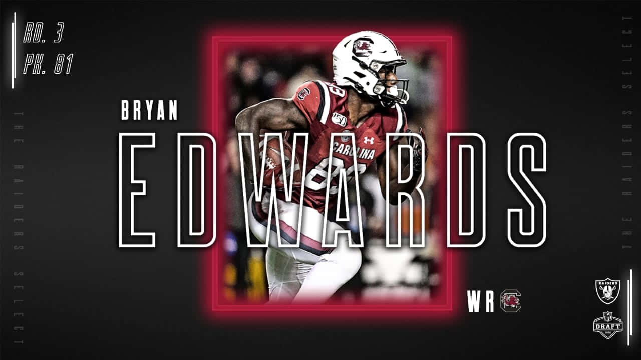 卡羅萊納制服美式足球員 Bryan Edwards 在選秀公告期間持球奔跑。