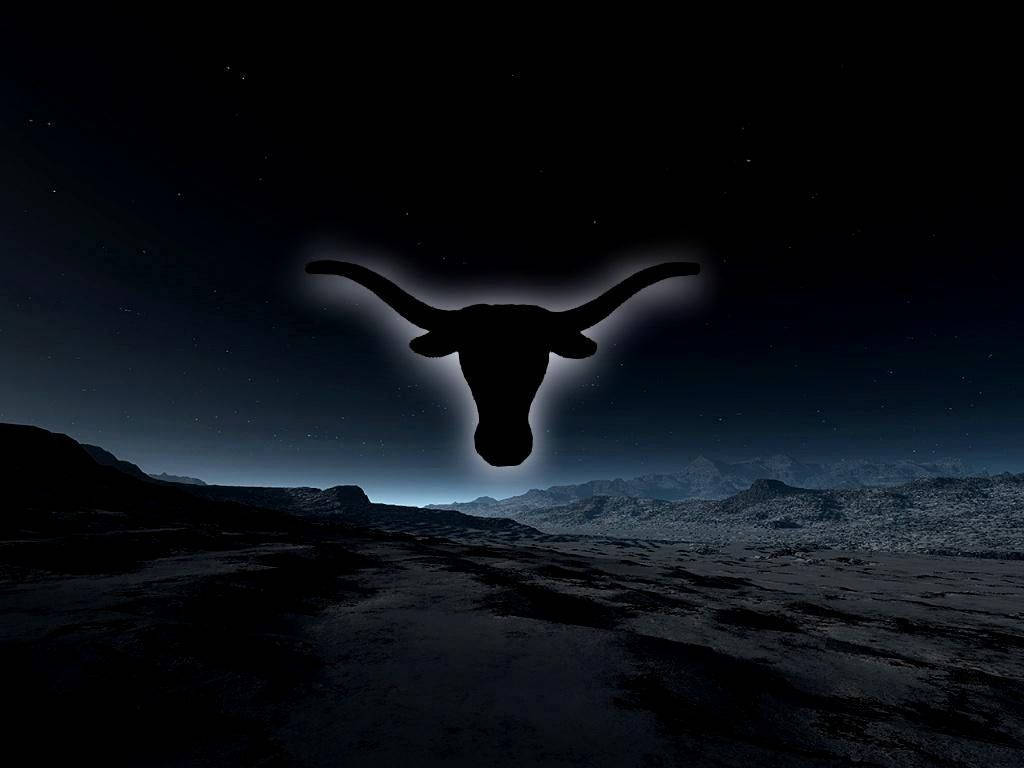 發光長角牛剪影漂浮在星空下沙漠山脈之上