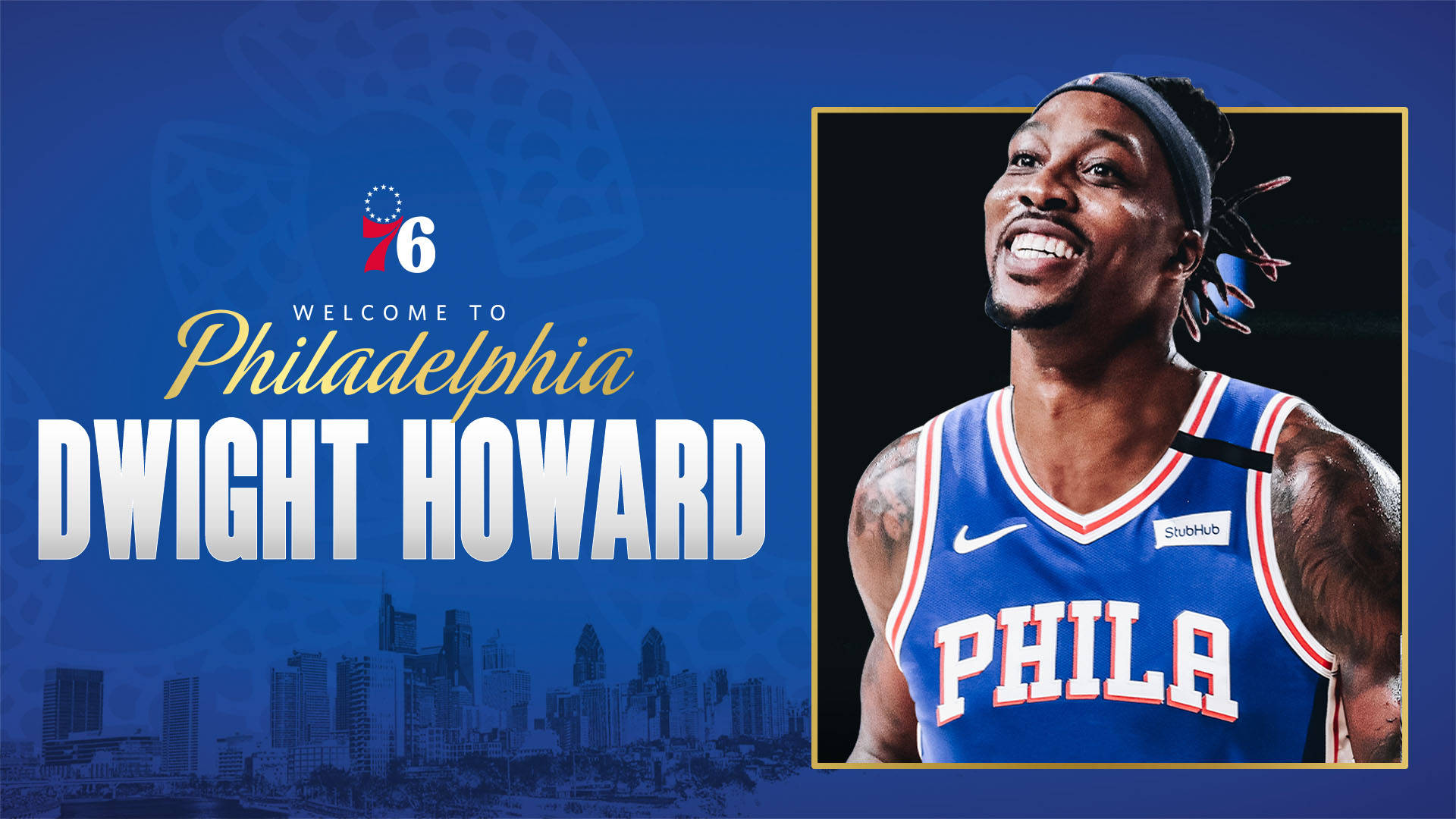 德懷特·霍華德 NBA費城76人隊 壁紙 — Dwight Howard 身穿費城76人球衣，在藍色城市景觀背景下燦爛微笑，帶有球隊品牌標誌。