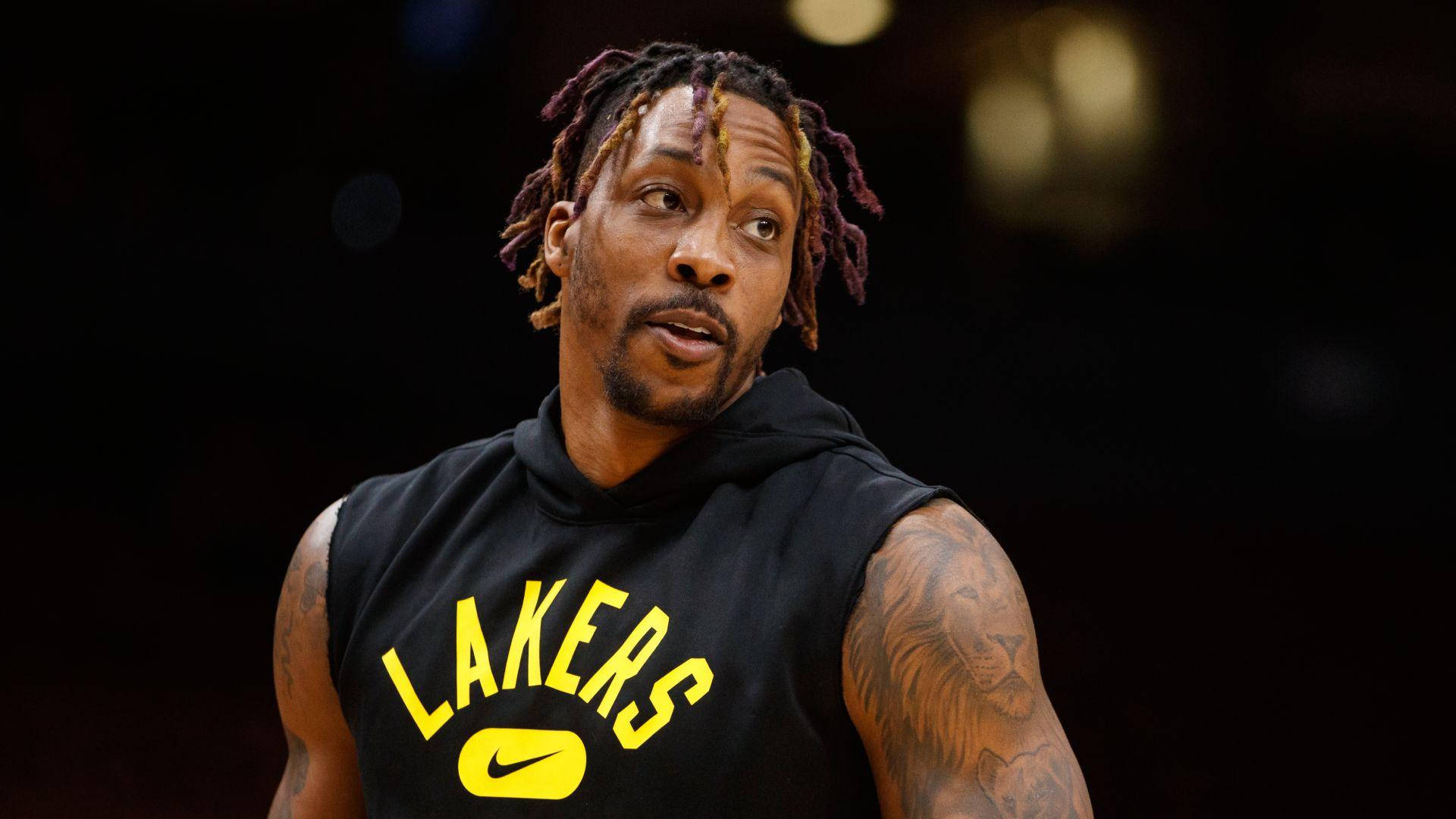 身穿Lakers連帽衫、手臂有獅子紋身的籃球運動員