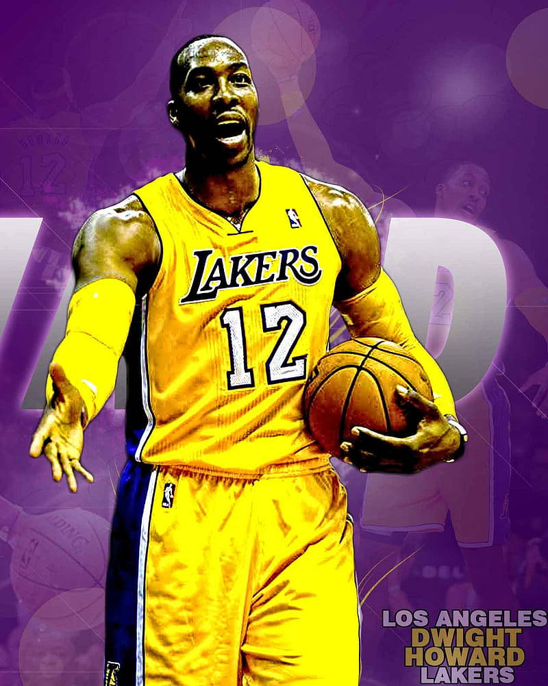身穿湖人隊球衣的Dwight Howard，帶著充滿活力的表情手持籃球。