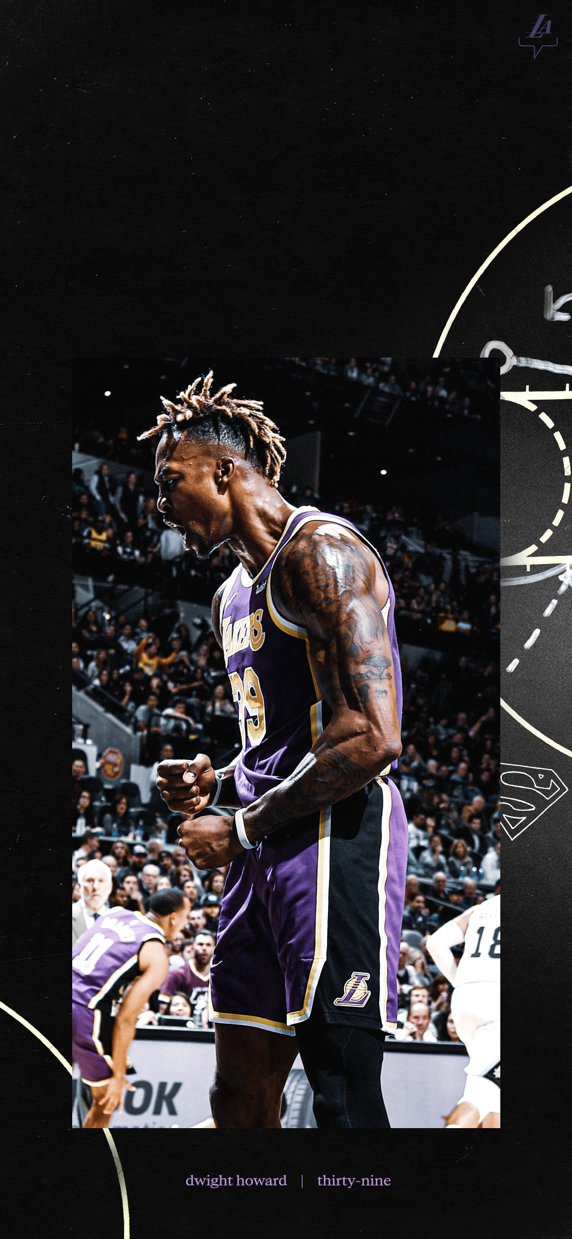 德懷特·霍華德 洛杉磯湖人隊超人藝術 壁紙 — Dwight Howard 身穿紫色湖人球衣，身後有群眾，在籃球場上激烈地站立。