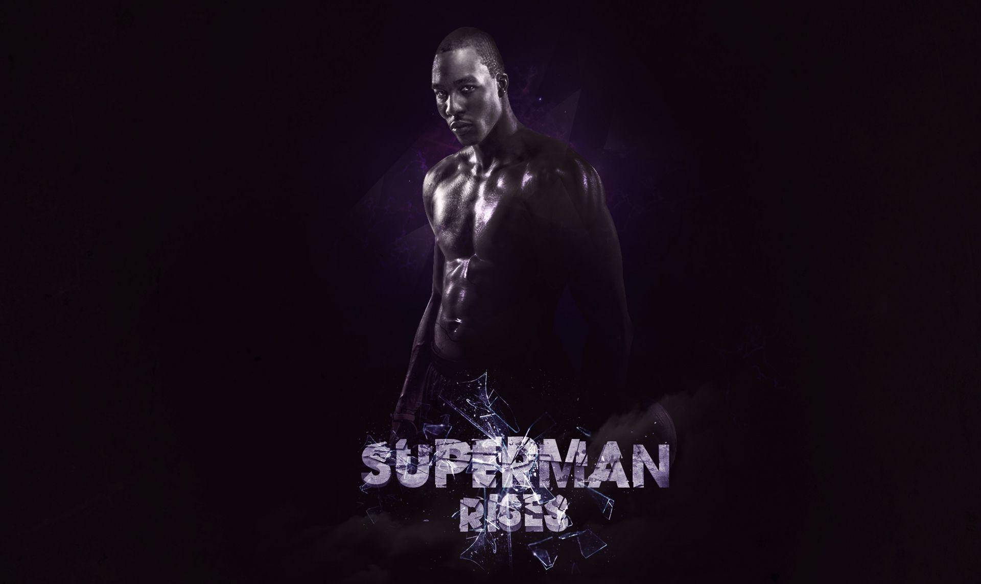 一個肌肉發達的男人在深紫色燈光中，帶有Superman Rises文字。