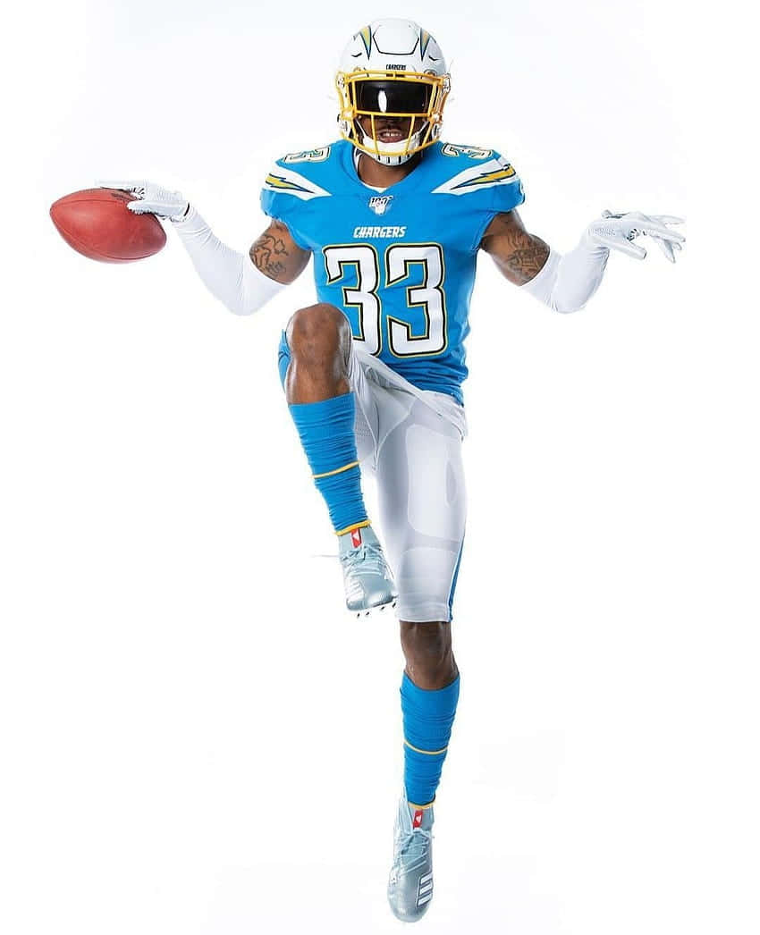 德文·詹姆斯 洛杉磯chargers 安全衛 照片拍攝 壁紙 — 一名充滿活力的美式足球員身穿電光隊球衣，在純白背景前凌空躍起，手持美式足球。