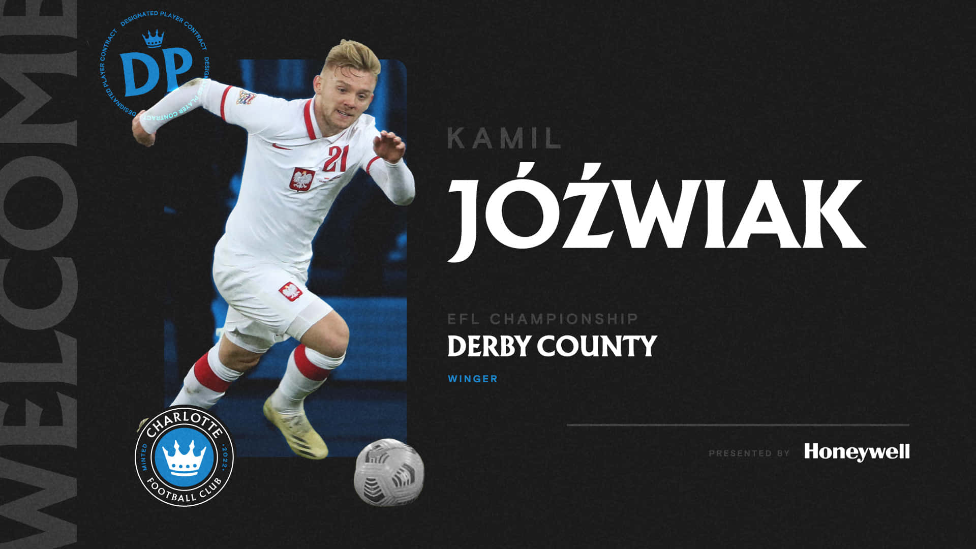 足球員 Kamil Jóźwiak 身穿白色球衣踢球，球上有打比郡和夏洛特FC的標誌。