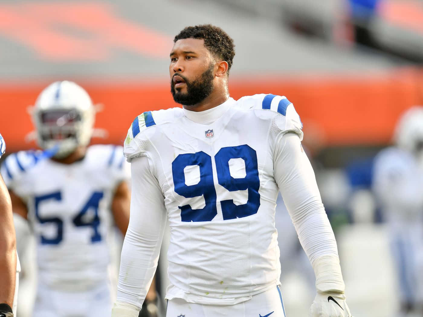 NFL球員在日落時分的足球場上穿著99號球衣。