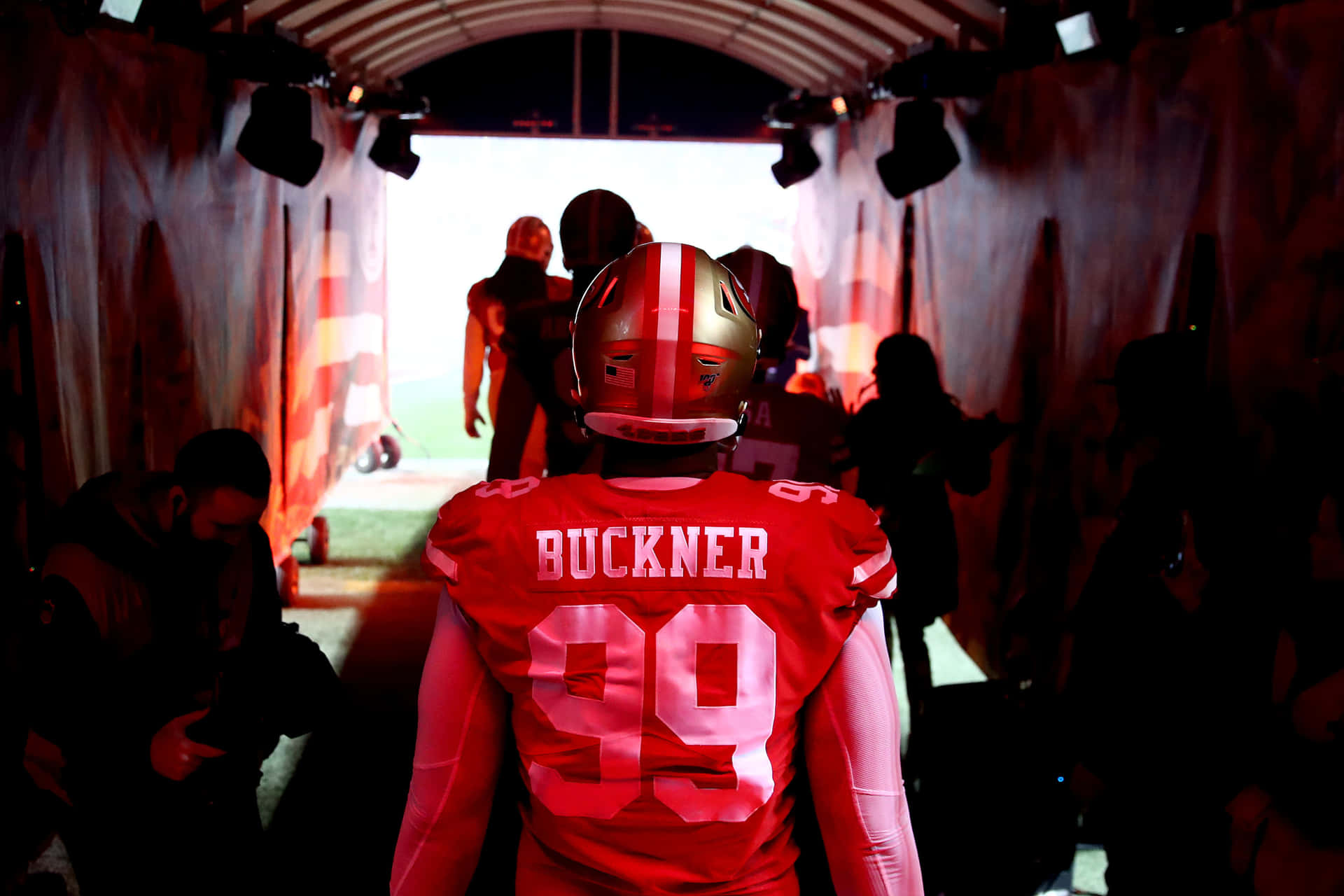 美式足球員Buckner 99號穿過隧道走向球場