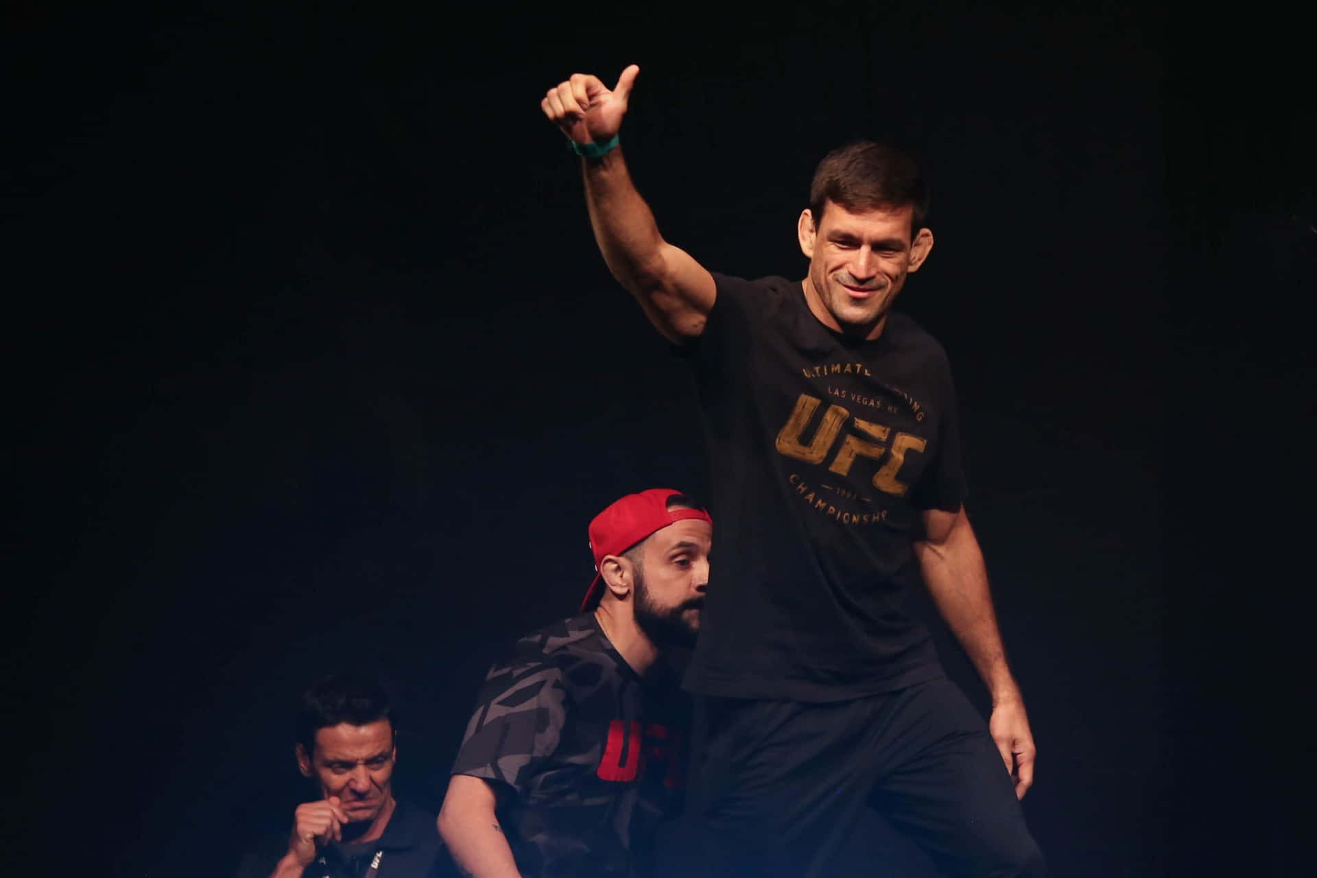 UFC拳手在勝利慶祝後豎起拇指。