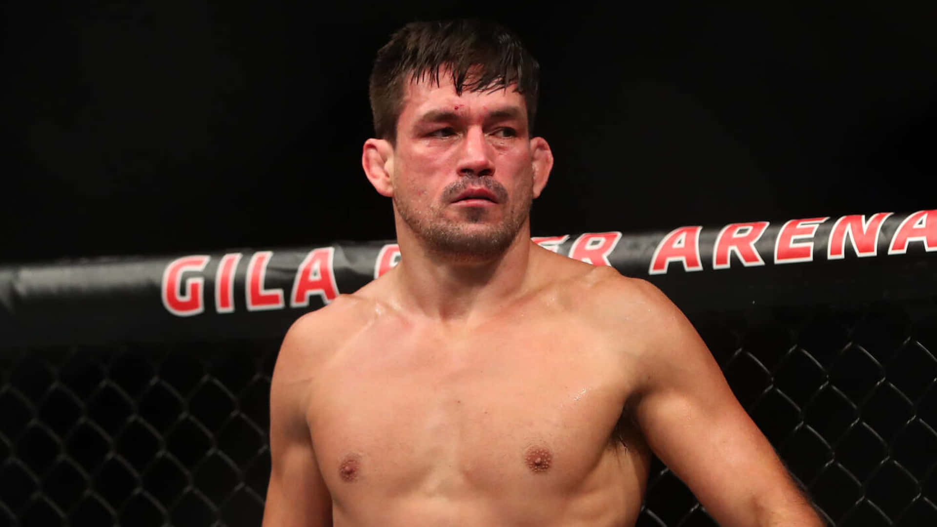 一名男MMA拳手在Gila River Arena的籠內。