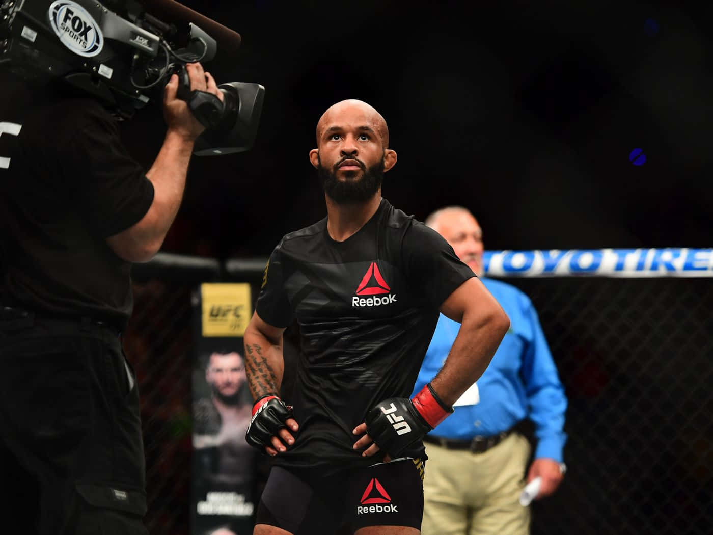 UFC拳手穿著黑色Reebok裝備站在八角籠內