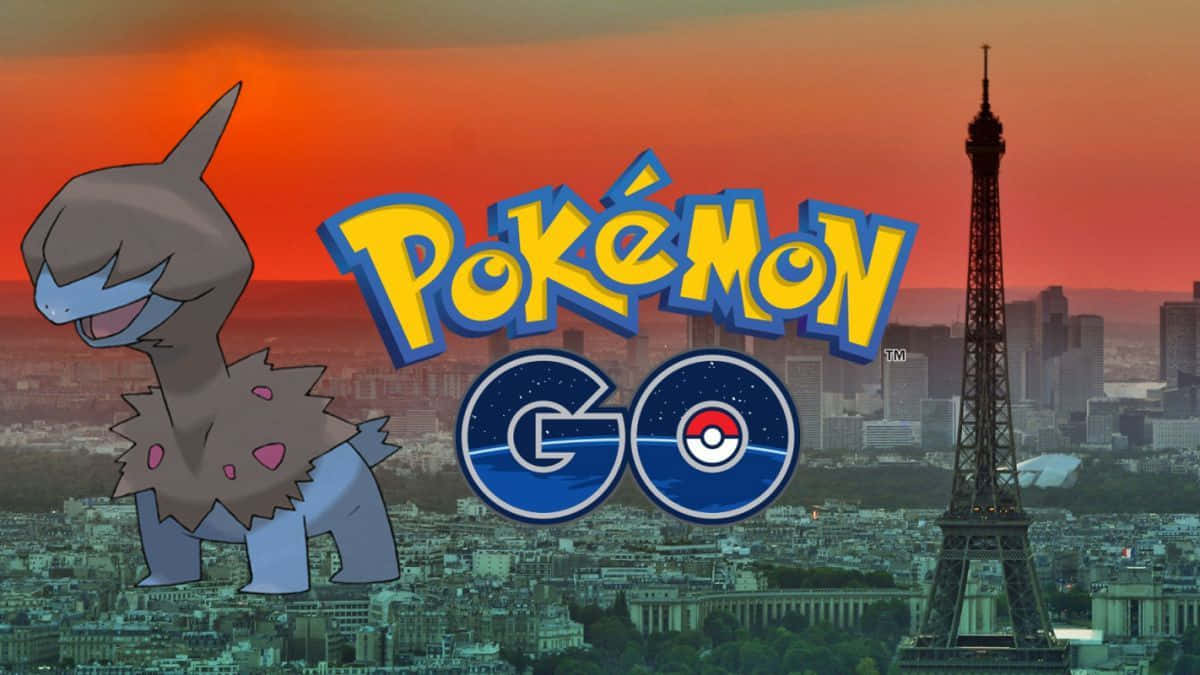 德諾寶可夢GO日落 壁紙 — 一隻微笑的路卡利歐站在 Pokémon GO 標誌前，背景是巴黎日落與艾菲爾鐵塔。