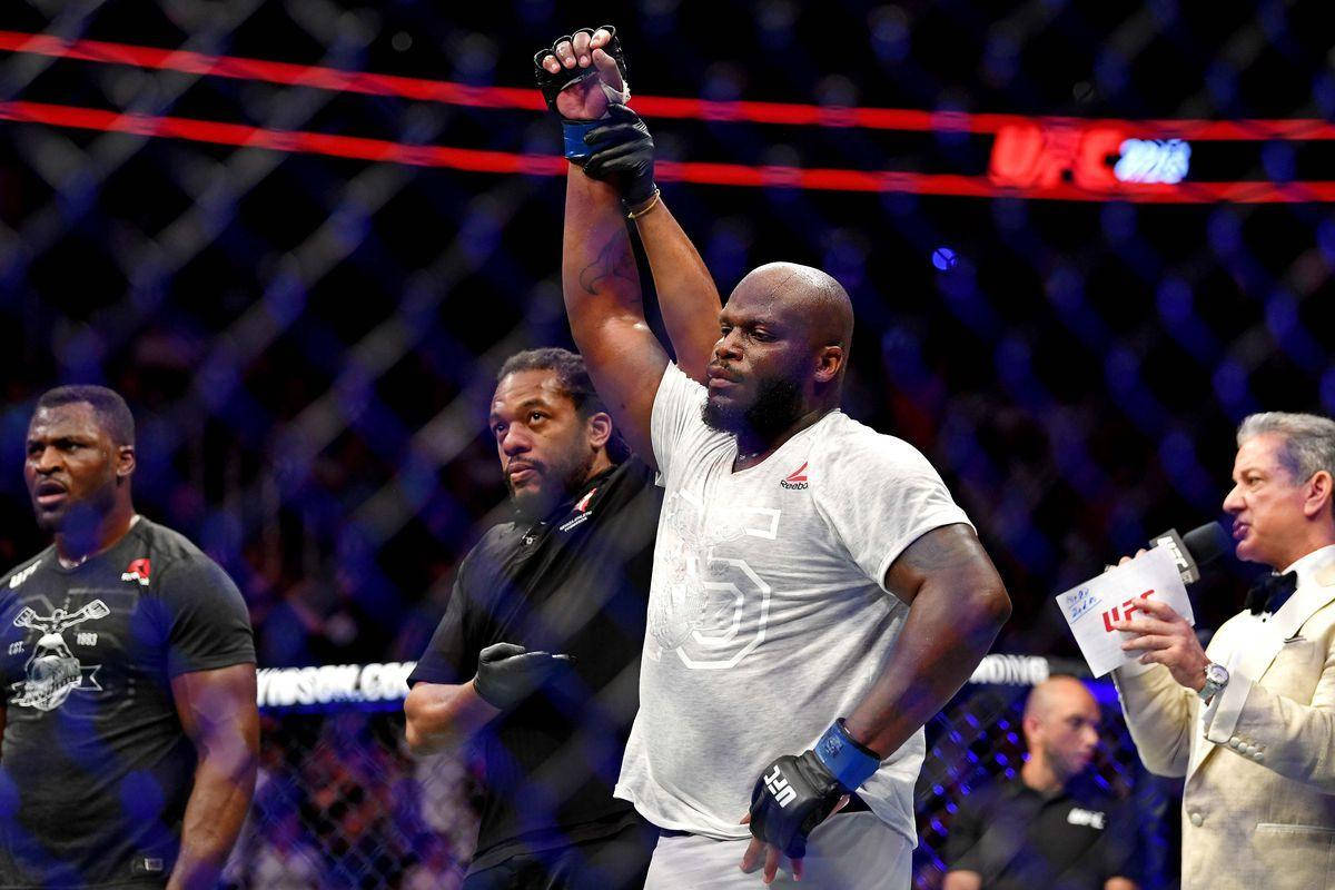UFC拳手在八角籠中舉拳慶祝勝利。