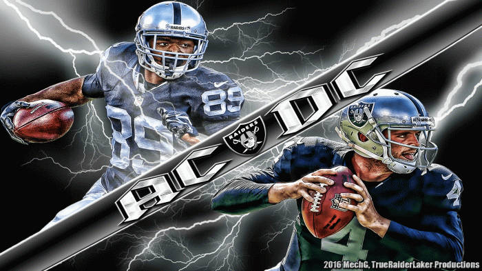 兩名穿著Raiders球衣的足球運動員在戲劇性的閃電風暴場景中。