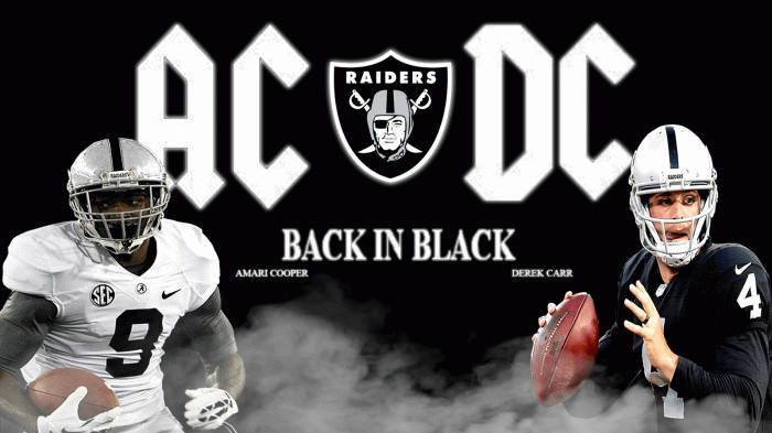 Raiders足球運動員Amari Cooper和Derek Carr與AC DC Back in Black標誌。