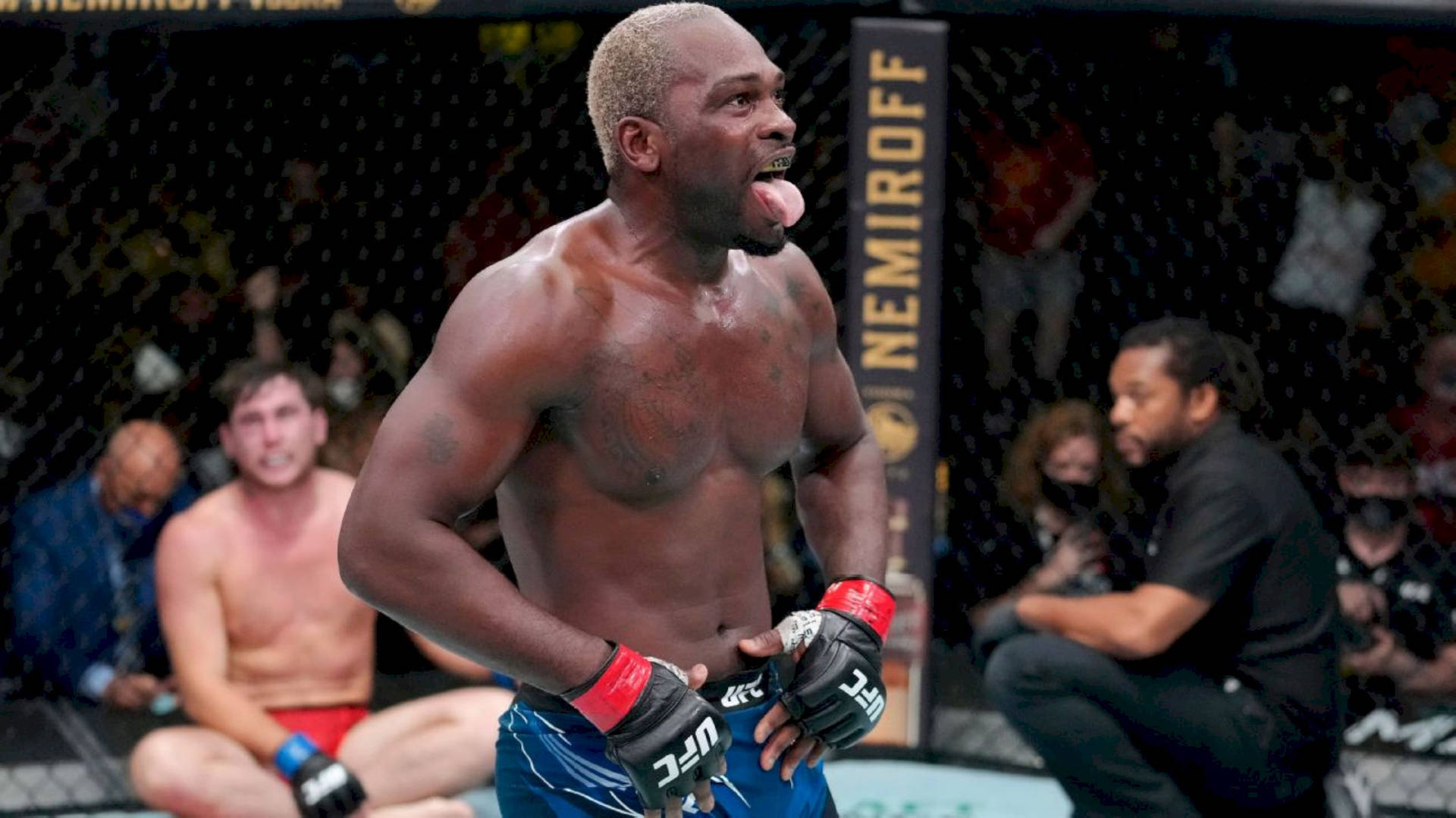 UFC戰士在濕滑的八角籠內伸出舌頭慶祝勝利。