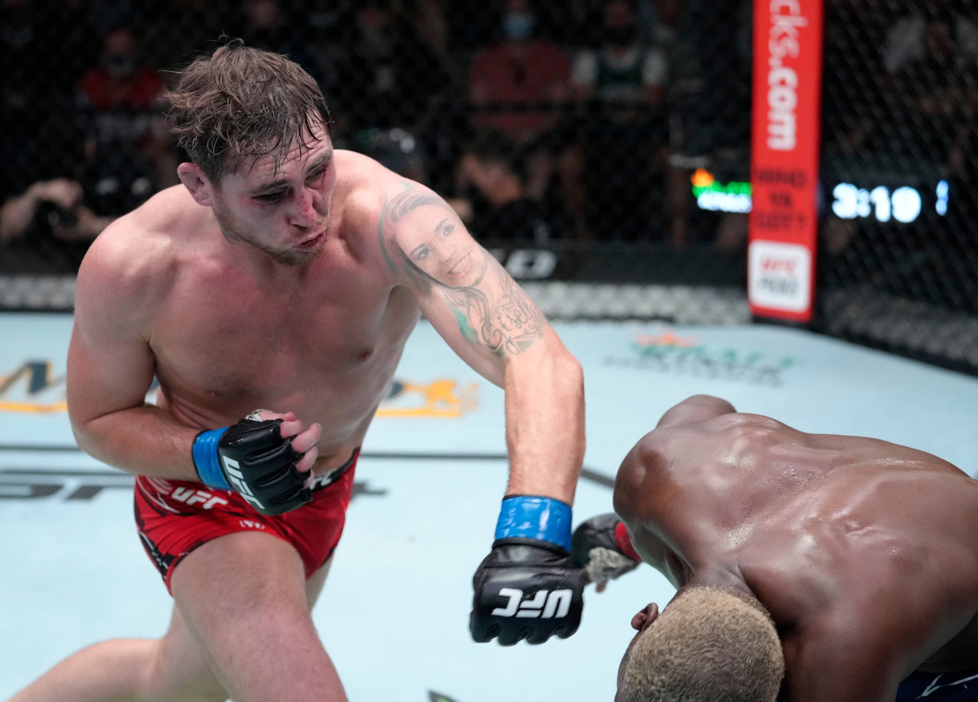 UFC拳手在八角籠內比賽中擊中對手。