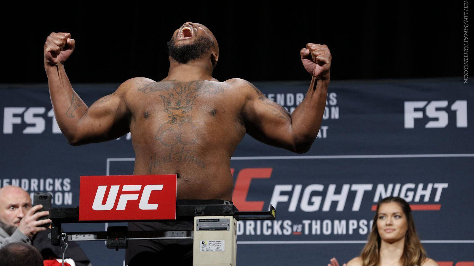 UFC 拳手在稱重時高舉拳頭慶祝勝利。