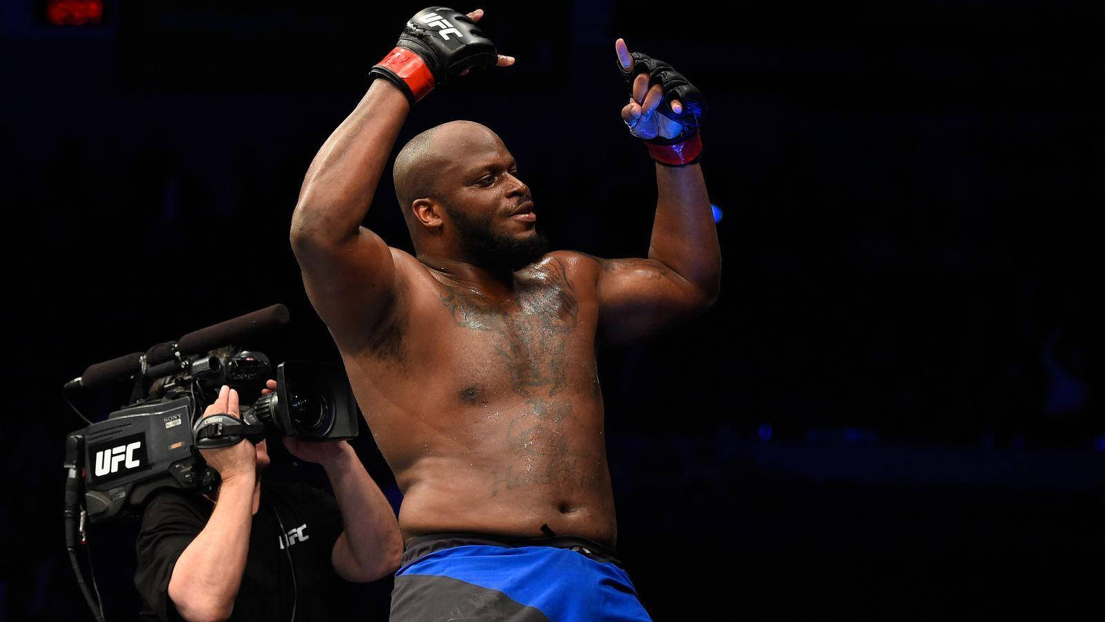 UFC拳手在場館燈光下高舉手套慶祝勝利。