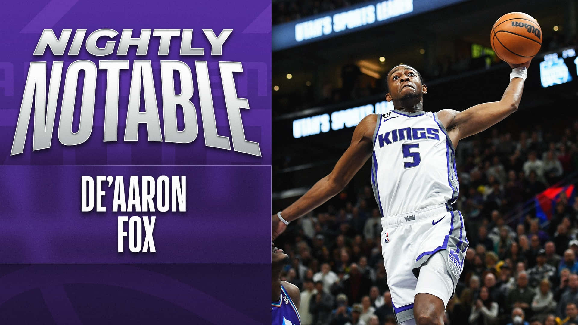 德阿隆·福克斯 夜間亮點 壁紙 — 籃球運動員 De'Aaron Fox 身穿白色國王隊球衣，在場館燈光下於比賽中跳起投籃。