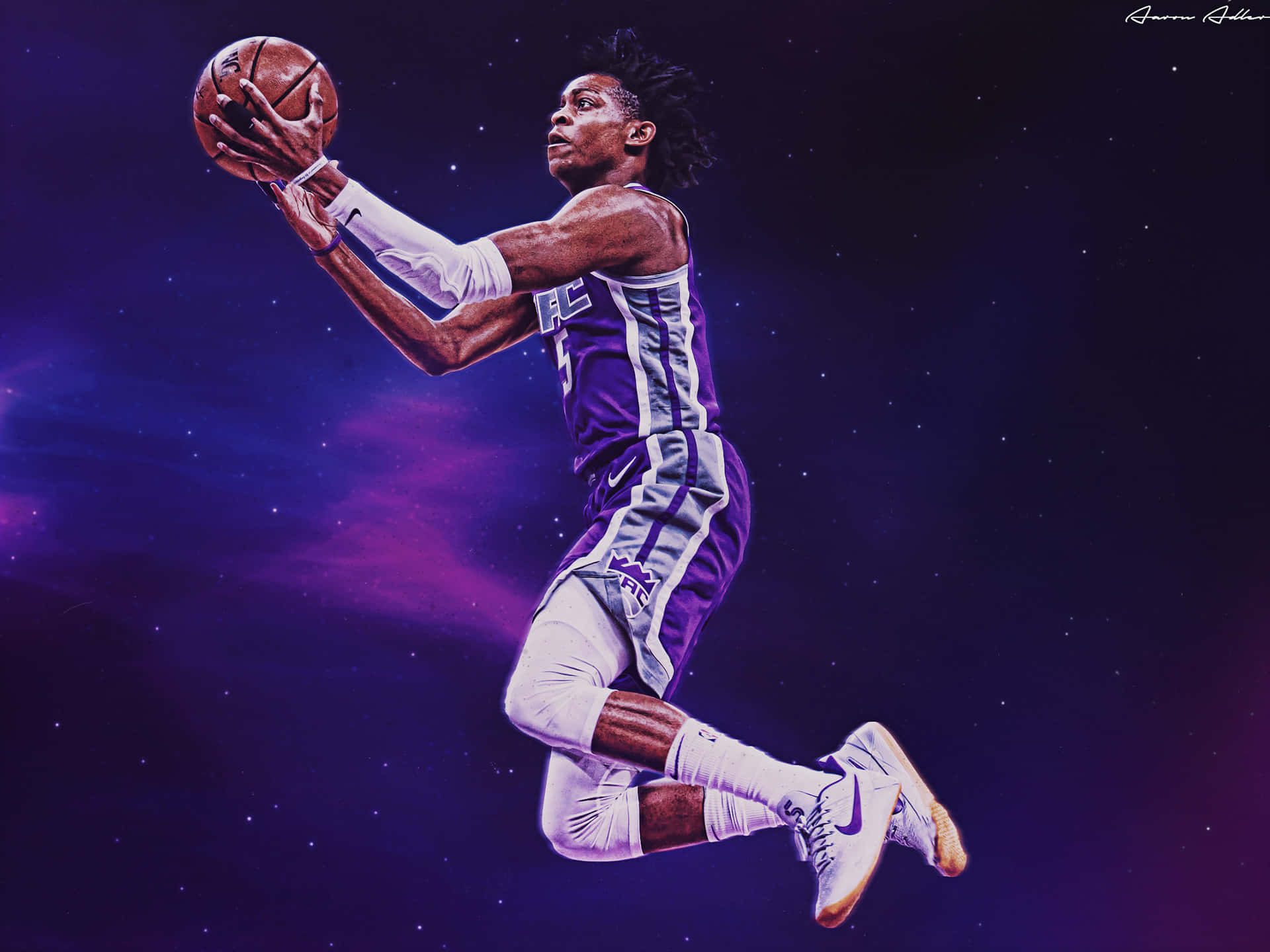 籃球運動員在星空宇宙背景下半空中