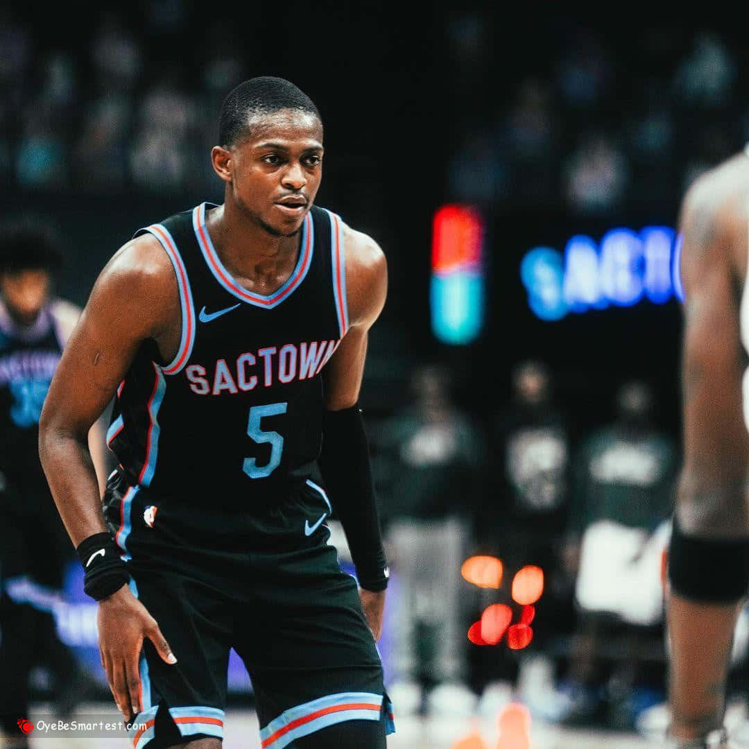 籃球運動員穿著黑色Sactown球衣號碼5在比賽中的球場上