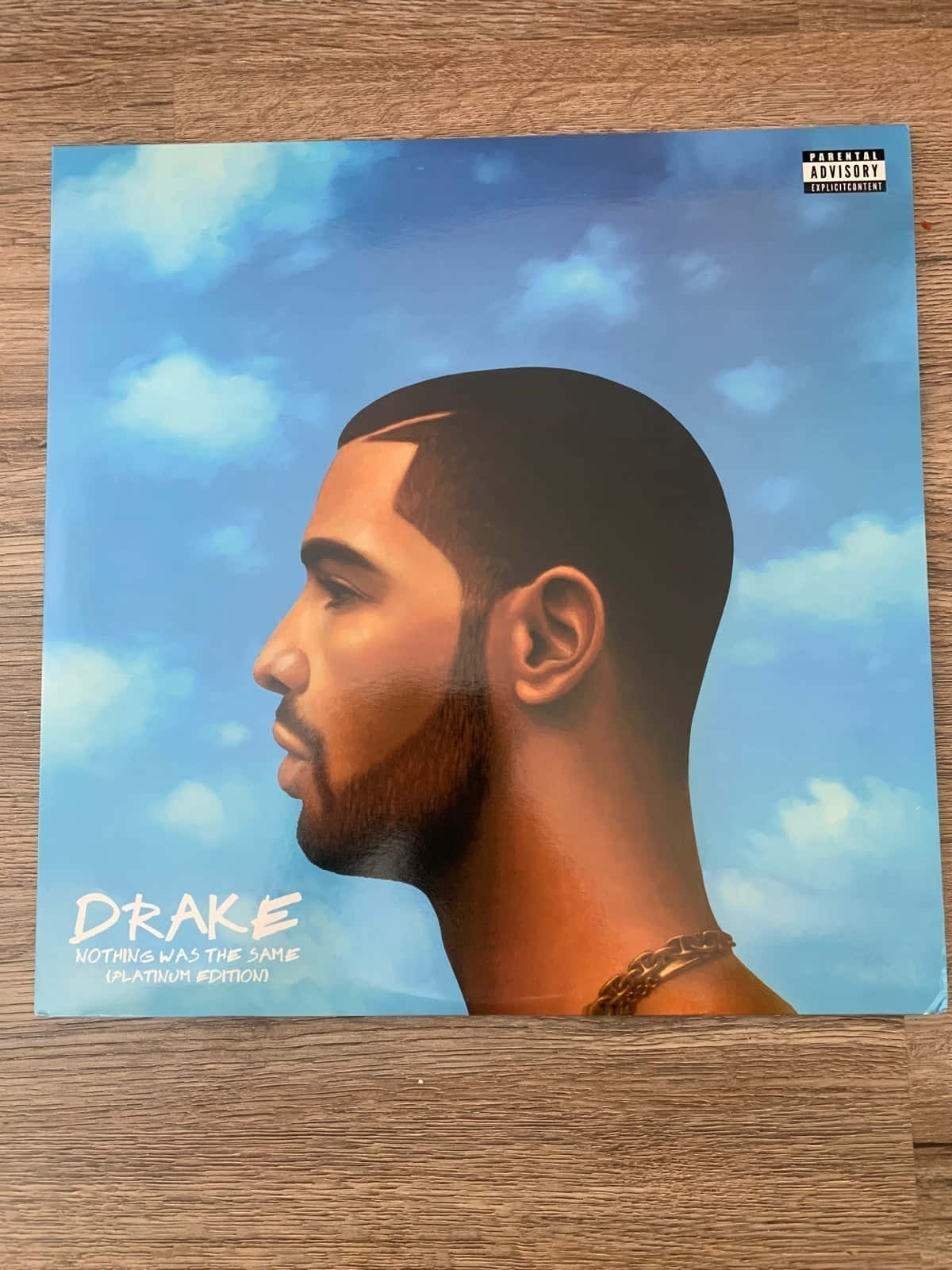 Drake 的專輯《Nothing Was the Same》封面放在木桌上。