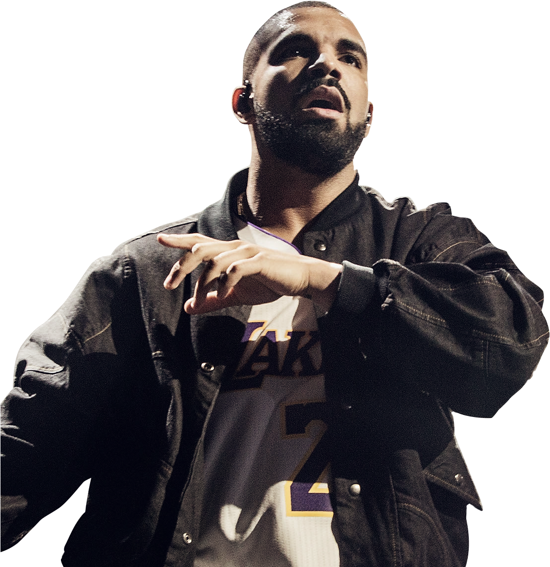 德雷克舞台表演 壁紙 — Drake 在舞台上表演，身穿湖人隊球衣，外搭黑色外套，在戲劇性的聚光燈下。