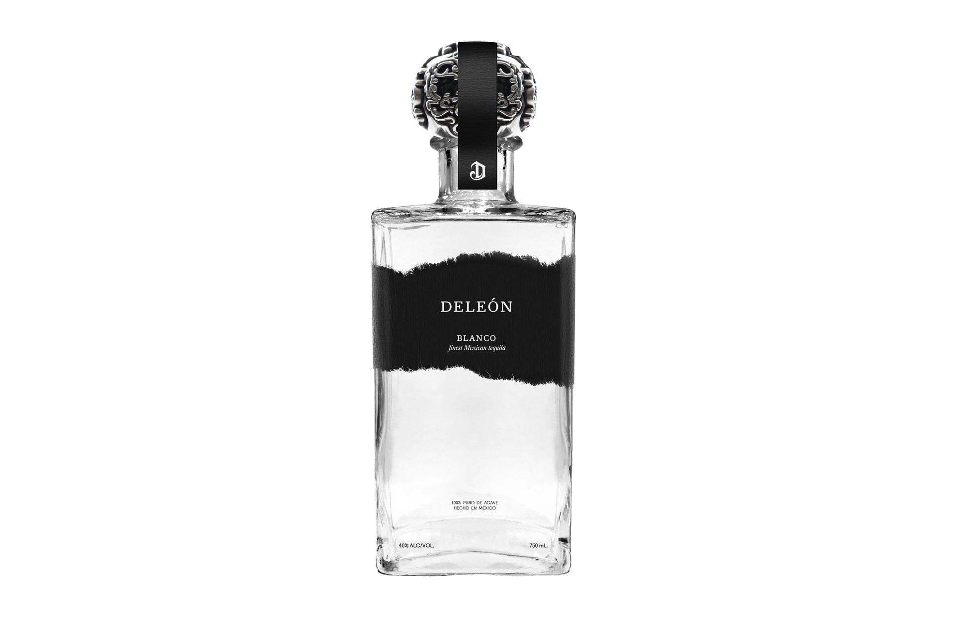 DeLeón Blanco龍舌蘭酒瓶，帶有黑色標籤和銀色瓶蓋。