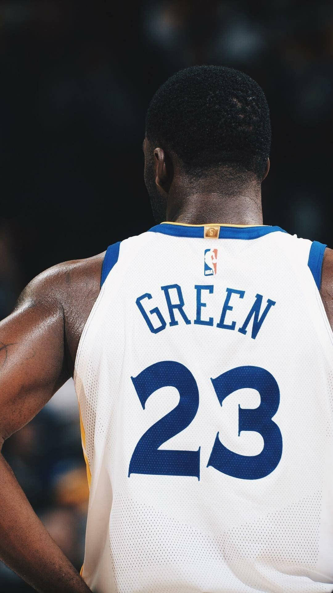 德雷蒙德·格林身穿白色球衣 壁紙 — 籃球運動員Draymond Green身穿白色球衣，藍色23號，站在球場上的背面視圖。