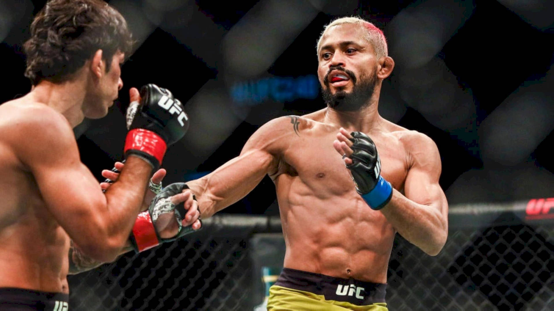 兩名MMA拳手在UFC八角籠內準備戰鬥。
