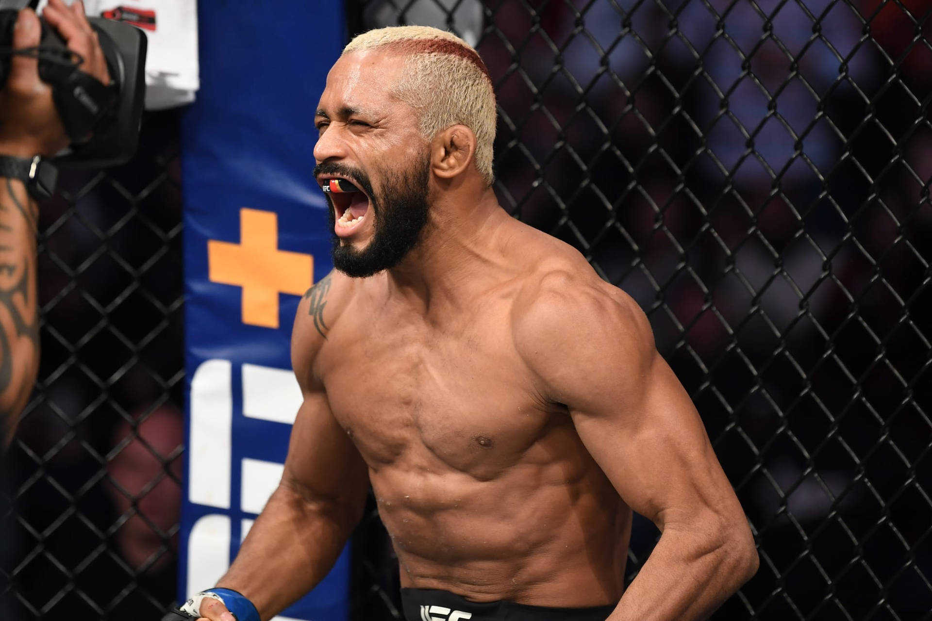 肌肉發達的MMA鬥士在UFC八角籠內勝利後咆哮。