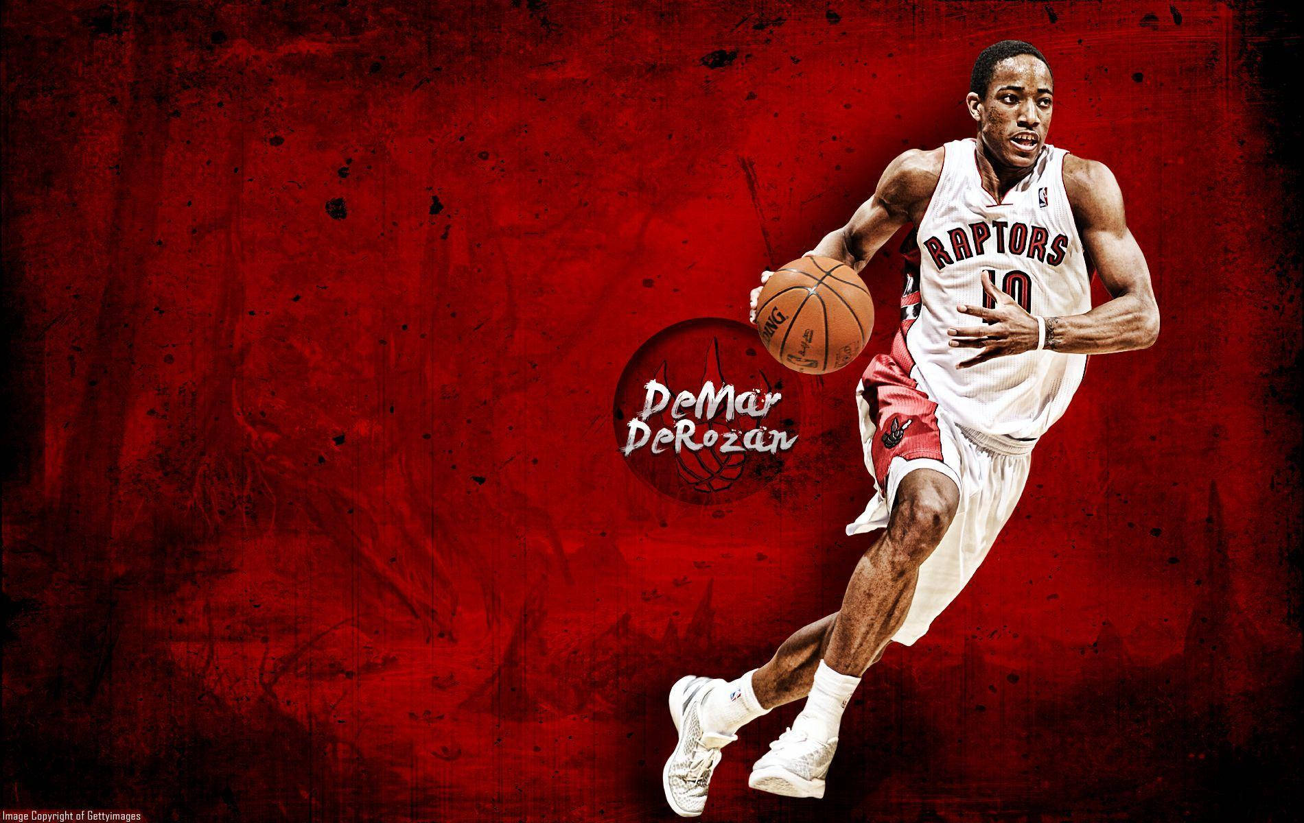 DeMar DeRozan 身穿白色 Raptors 球衣，在紅色背景前運球。
