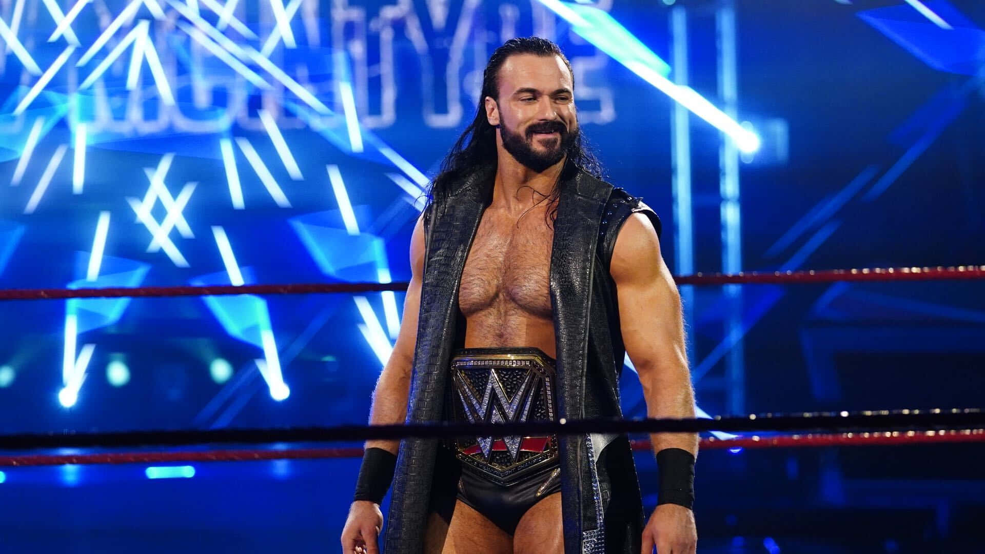 WWE摔角手Seth Rollins在摔角擂台上，在藍色燈光下佩戴冠軍腰帶。