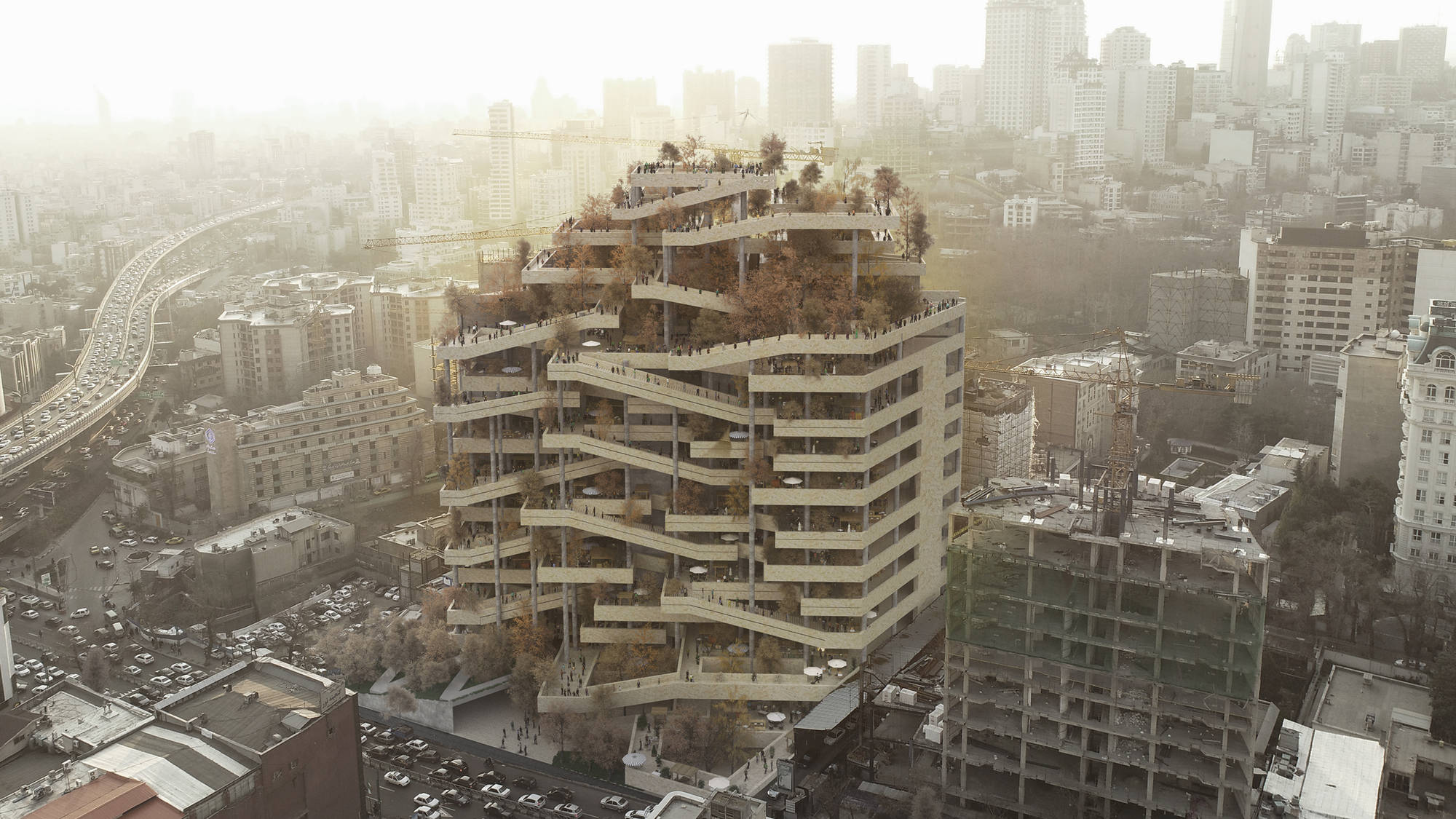 德黑蘭自然風格建築 壁紙 — 一座未來主義的綠色建築，擁有層疊的露台和樹木，聳立在霧氣瀰漫的城市天際線之上，周圍有道路和其他建築。