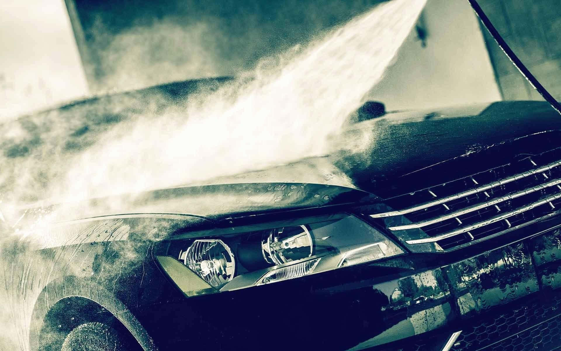 洗車期間水噴灑在黑色汽車上