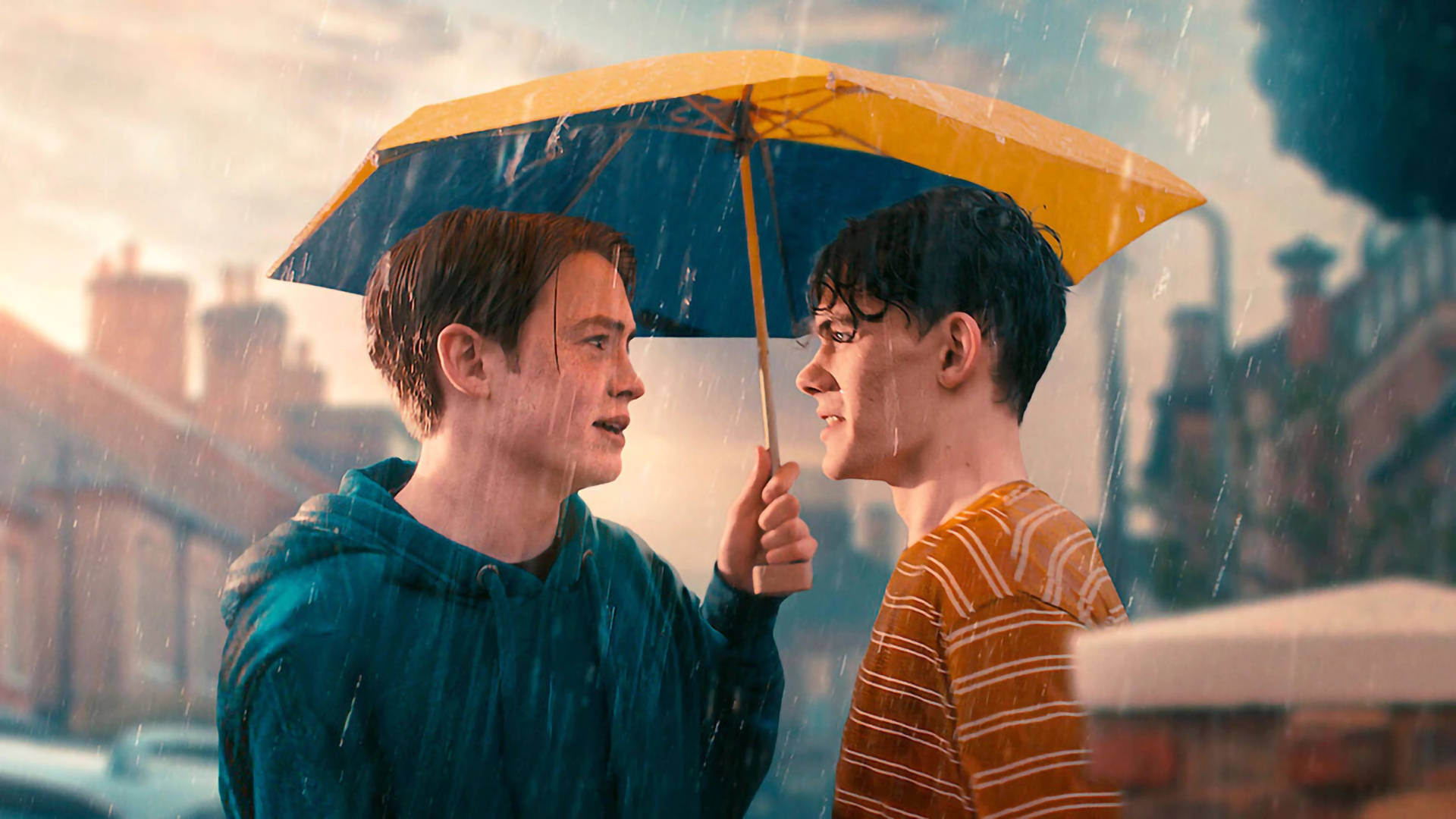 兩個年輕男子在雨中於城市街道上共用一把雨傘。