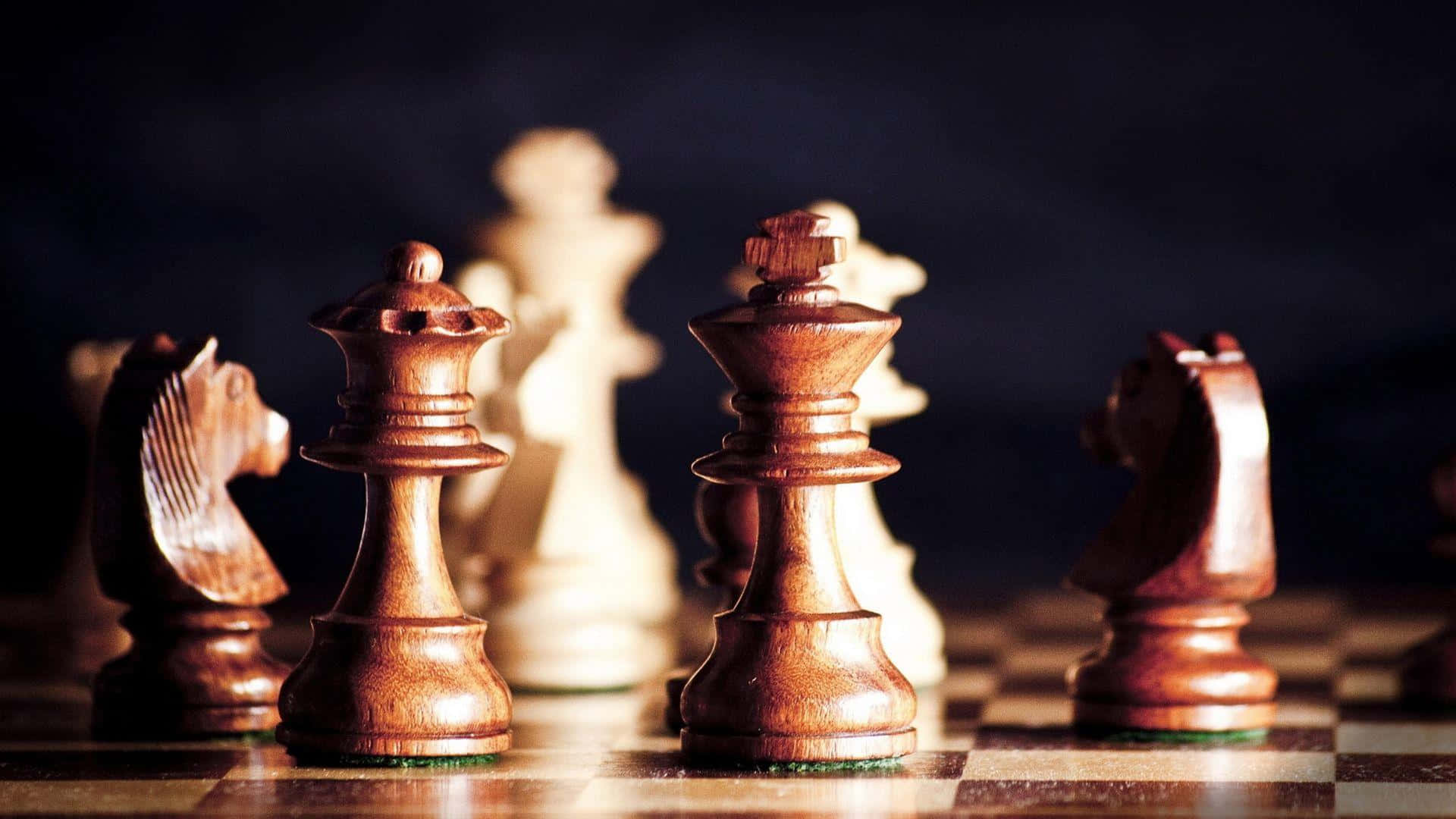 心對心——象徵經典棋局的視覺呈現 壁紙 — 木製國際象棋棋子喺棋盤上嘅特寫，帶有戲劇性燈光同淺景深。