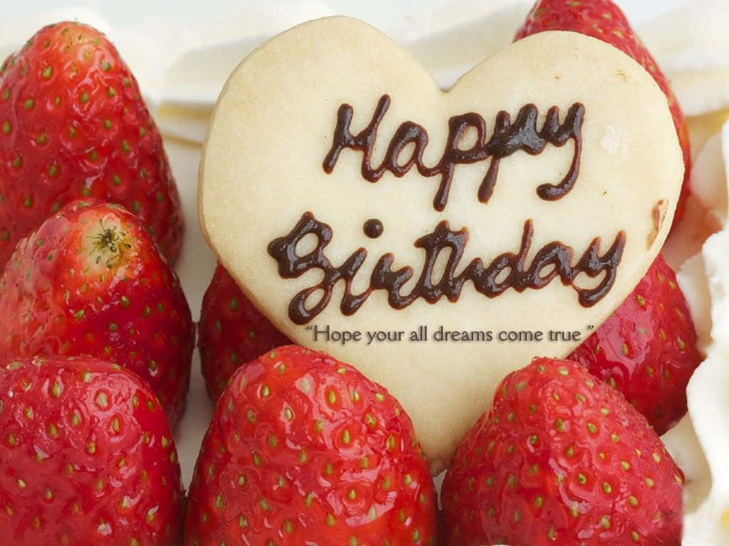 Birthday Wishes 桌布 壁紙 — 心形曲奇餅，上面有朱古力寫成的「Happy Birthday」字句，藏於新鮮紅草莓和忌廉之間。