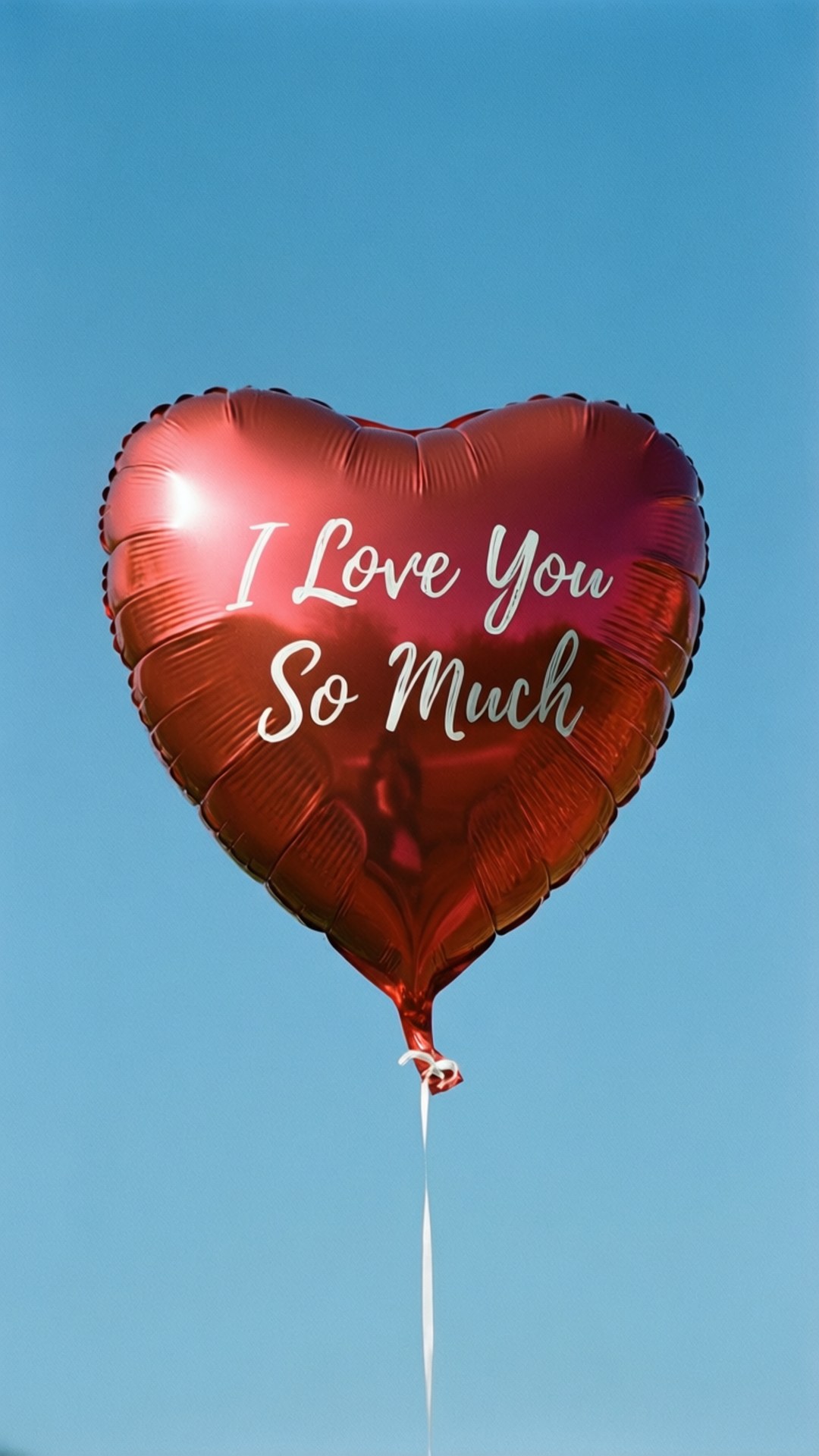 紅色心形氣球帶有 I Love You So Much 訊息在藍天中飄浮